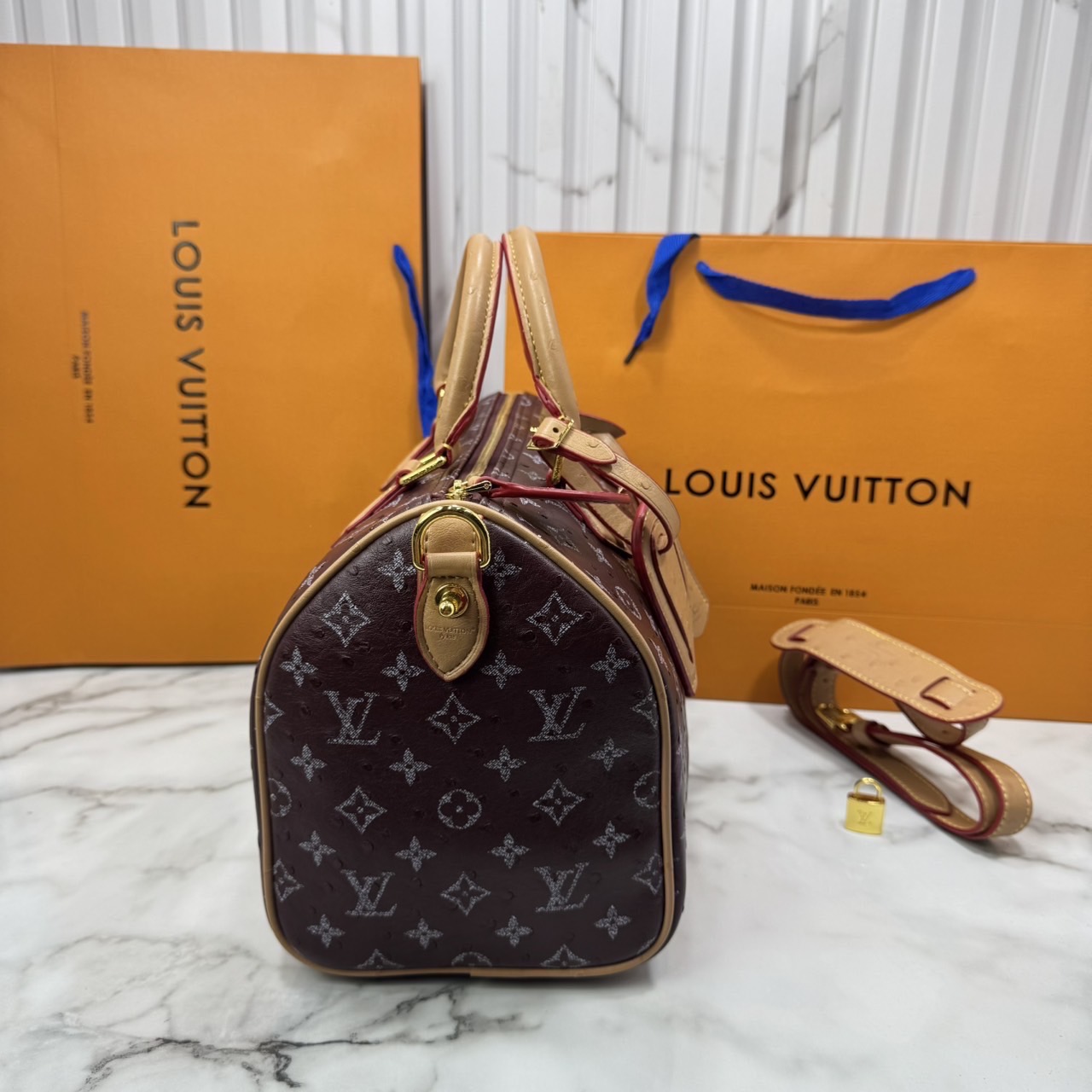 ORI หนังแท้ | LV Speedy P9 Bandoulière 30 Bag กระเป๋าสะพายทรงหมอนสปีดี้ใบใหญ่ คอลใหม่ล่าสุดหรูหราโดดเด่น แต่งลายนูนเพิ่มเท็กเจอร์เต็มใบ รูปทรงใช้งานง่ายสวยตลอดกาล