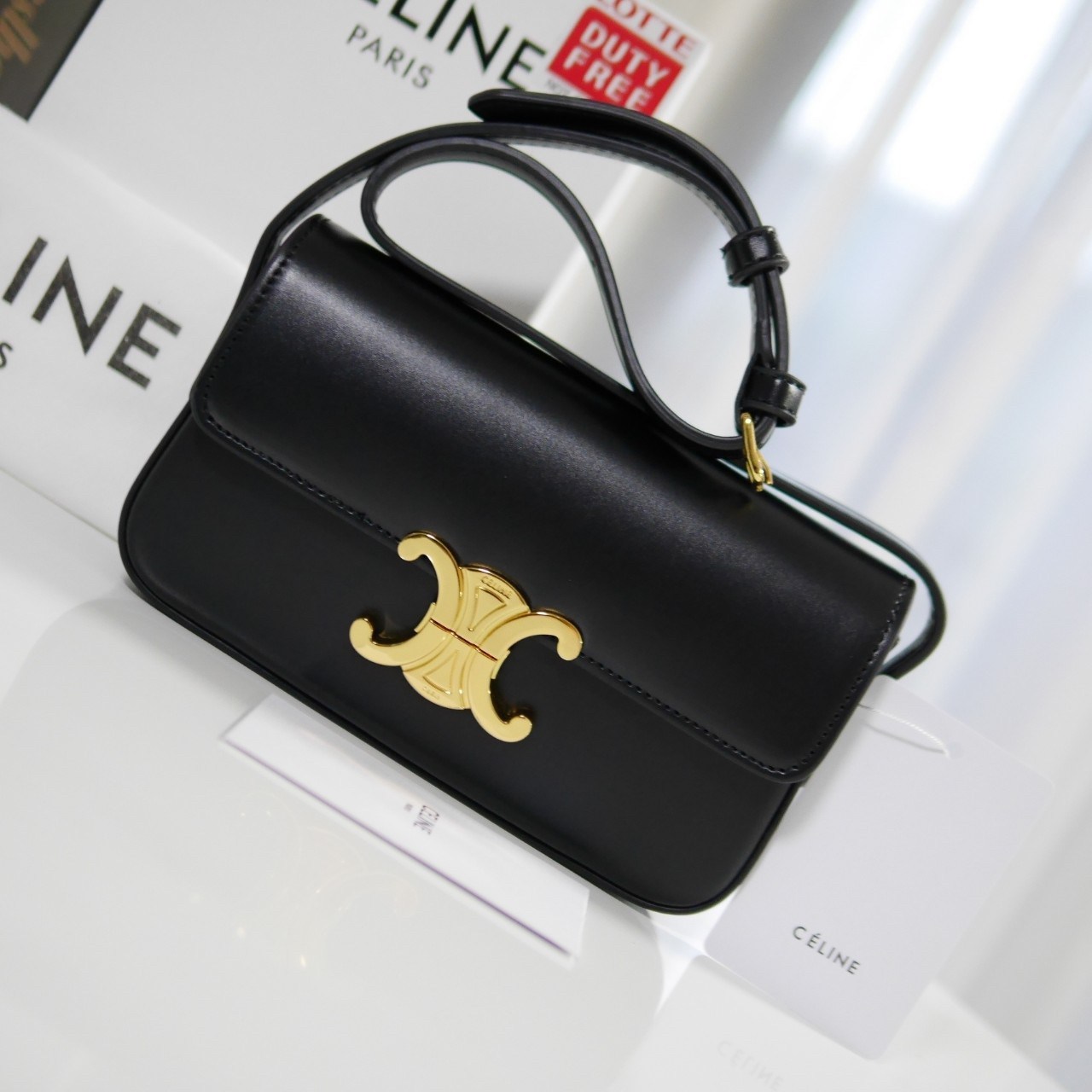 พร้อมส่งที่ไทยแล้วกับ CELINE TRIOMPHE SHOULDER BAG หนังทั้งใบลายสวยหรู ด้านในเปิดด้วยด้วยที่บีบโลโก้อะไหล่ทอง จุของได้กำลังดี ใส่โทรศัพท์ กระเป๋าสตางค์ใบสั้น ของจุกจิกได้ เหมาะกับสาวๆในวัน