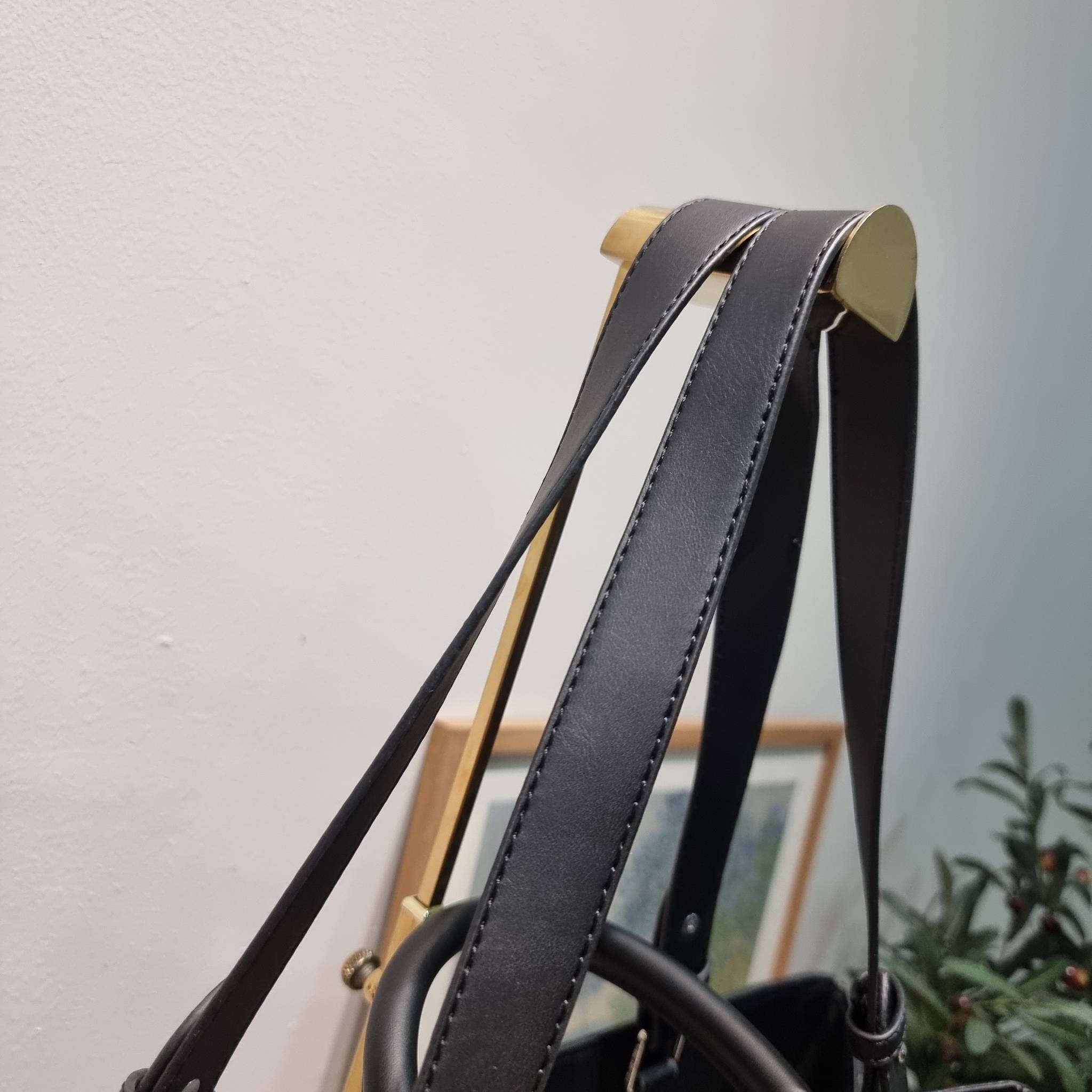 LV Sac Plat 24H Monogram Eclipse Canvas / LV CARRYALL TOTE ใหม่รับ summer ฉีกทุกกฏเพราะใช้ได้แบบยูนิเซ็กส์ กับกระเป๋าเดินทางมาในรูปแบบของทรงโท้ท ใบใหญ่ จุได้แบบจุกๆ ดีไซน์ลวดลายคลาสสิค