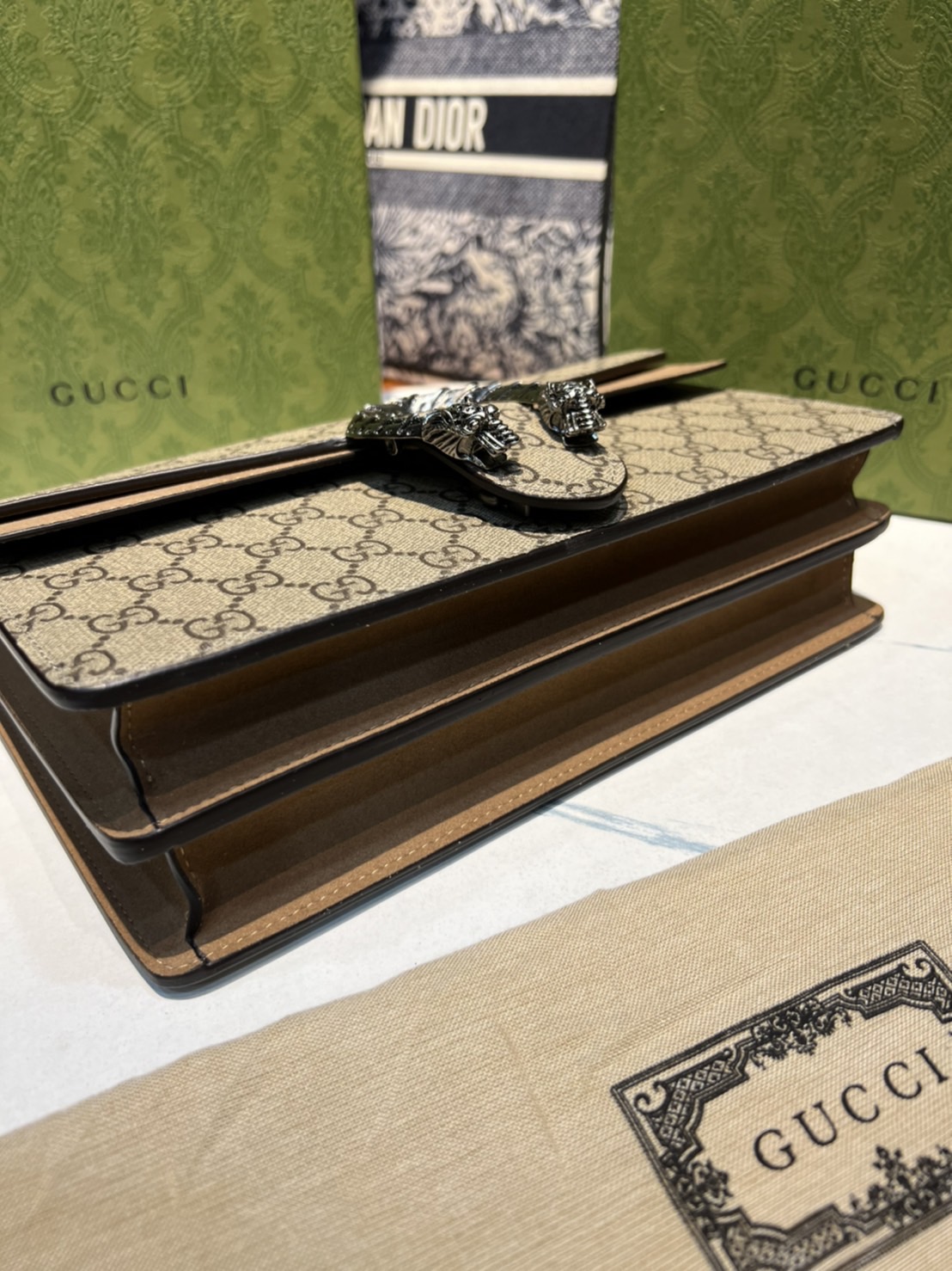 28CM หนังแท้ GUCCI Dionysus shoulder bag ฮอตไอเท็ม รุ่นนี้ขายดีขายหมด สวยหรู คุณหนู ผู้ดีมาก!! นานๆ มาจะมาน้าา รุ่นหายากค่ะ กระเป๋าสะพายข้าง ดีไซน์อยู่ทรง ขนาดกำลังสะดวกใช้สำหรับสาว วัสดุหนังแท้เต็มใบ ภายในแบ่งสัดส่วนได้เป็นอย่างดี งานจริงดีงาม สาวๆได้ไปร