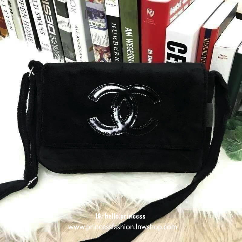 Chanel Beaute Crossbody Bag กระเป๋าถือหรือสะพายพรีเมี่ยมของเเท้จาก Chanel Cosmetic Counter VIP Gift รุ่นแนะนำวัสดุขนวูฟหนานุ่มตัดโลโก้แบรนด์หนังแก้วสวยโดดเด่น น้ำหนักเบา เปิดปิดด้วยฝาปิดกระดุมแม่เหล็ก ใบใหญ่กำลังดีใส่ ipad กระเป๋าสตางค์ใบยาว iphone เครื่อ