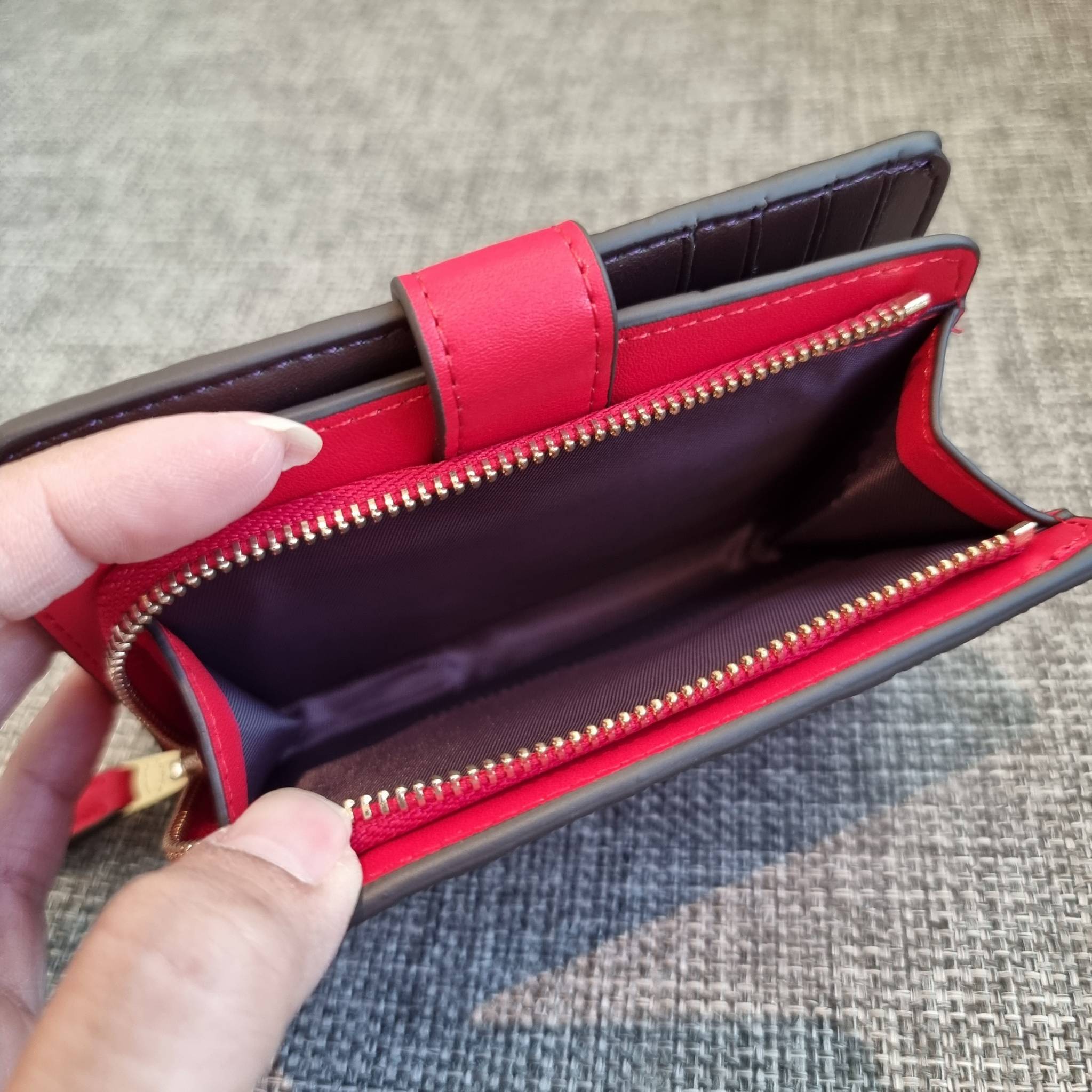 OUTLET 】COACH F25937 MEDIUM CORNER ZIP WALLET กระเป๋าสตางค์ใบกลาง 🔥 รุ่นหนังแก้วสุดฮอต!! สวยหรู ขนาดกำลังเหมาะมือ ดูดีดูแพงทุกสี มีช่องใส่บัตรและธนบัตรครบ และมีช่องแยกสำหรับใส่เหรียญ มาให้ครบเซ็ท พร้อมเสิร์ฟความสวยให้ถึงบ้านไปเลยจ้า