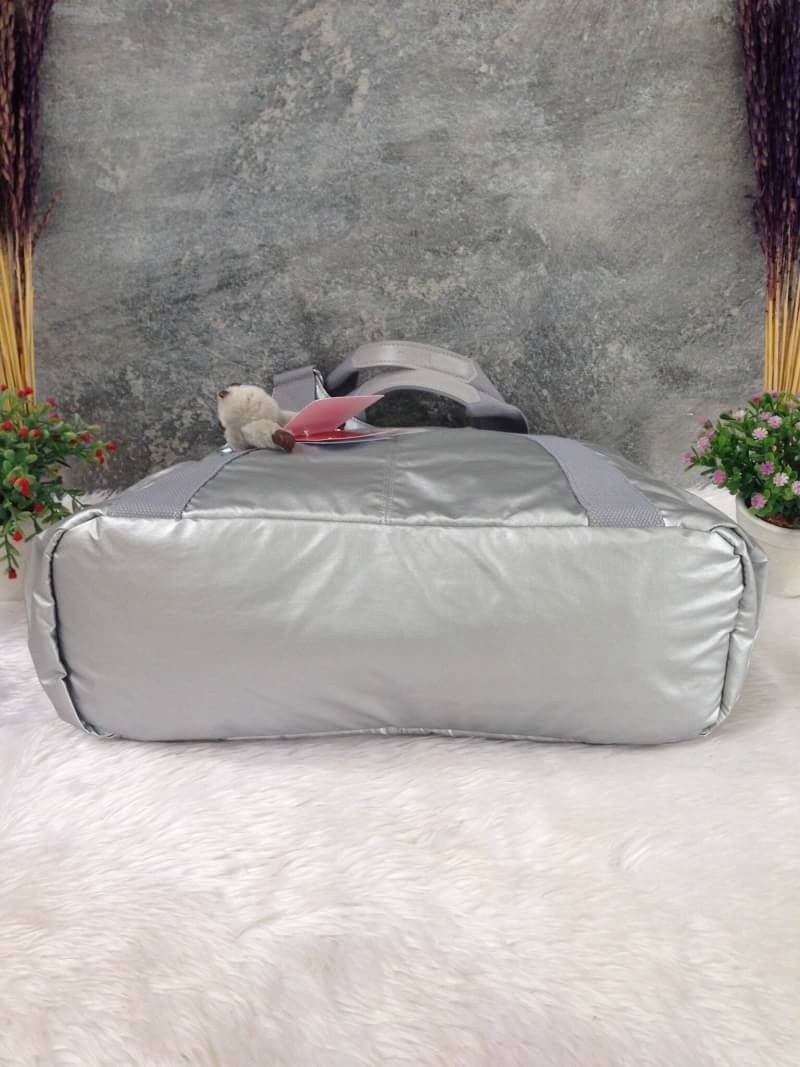 Kipling รุ่น Cicele กระเป๋าสะพายไหล่ใบใหญ่ สวยน่ารัก ตัวกระเป๋าด้านในเป็นช่องโล่งแบบปิดเปิดด้วยซิป มีช่องซิปด้านใน ด้านข้างกระเป๋า มี 2 ช่อง ปิดเปิด ด้วยเทป พร้อมที่ใส่โทรศัพท์ ปากกา และ MP 3 ในส่วนด้านใน และ ด้านข้างกระเป๋า ซ้าย-ขวา เป็นช่องขนาดเล็กสำหรั