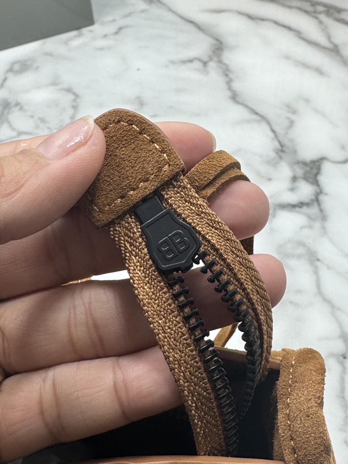 ORI หนังแท้ | Balenciaga Le City suede bag 30cm กระเป๋าถือ/สะพายข้างดีไซน์โดดเด่นสวยเท่ล้ำสมัย ใหม่ล่าสุดงานหนังกลับที่สุดแห่งความไอคอนิกไม่เหมือนใคร มีกิมมิคและลูกเล่นแพรวพราว