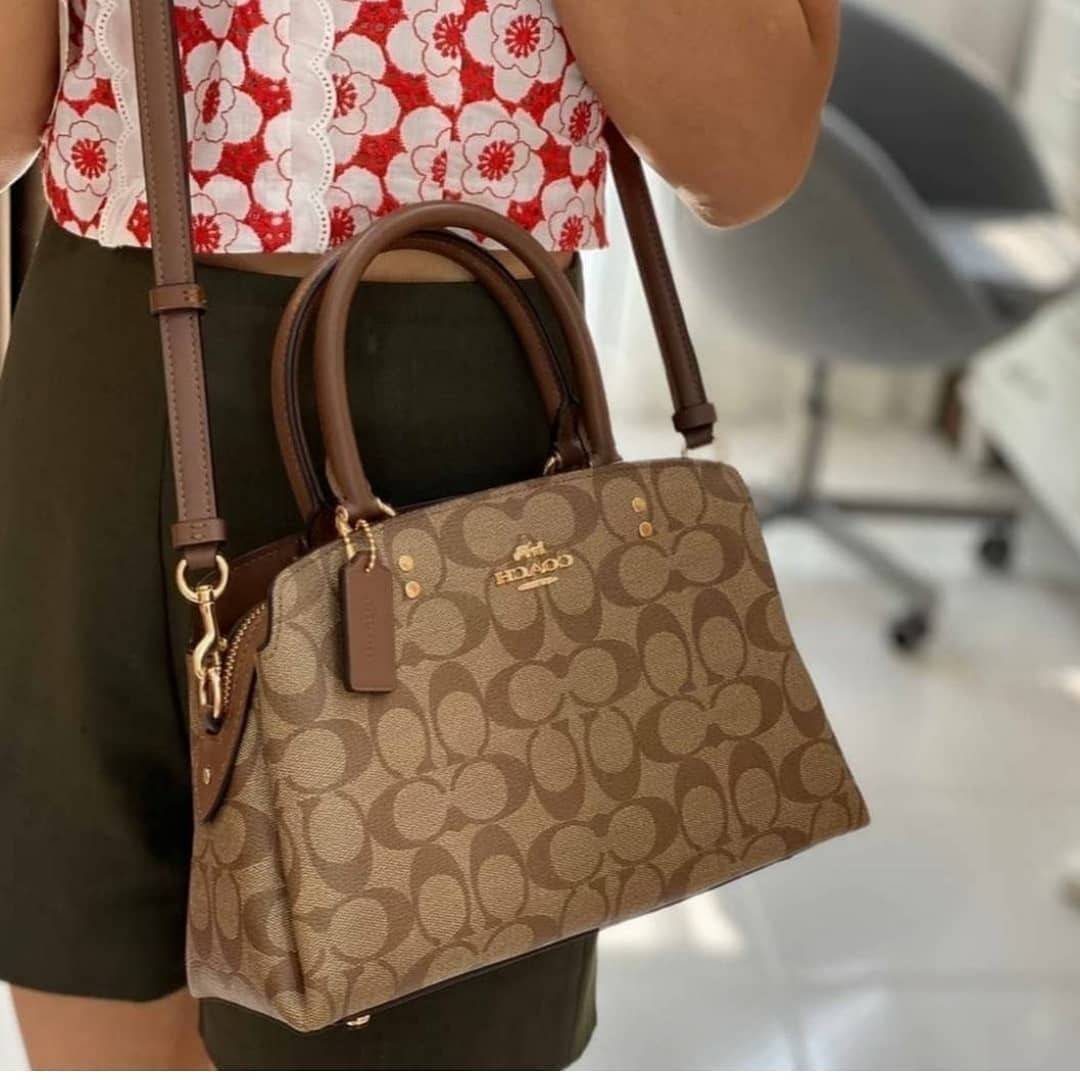 หัวใจจะวาย!! ละมุนมาก ลุคคุณหนูสุดๆ COACH MINI LILLIE CARRYALL (COACH F91494)🌺 ใช้ดีจนต้องบอกต่อ อีกแล้วจ้า ใครๆก็ถามหา😍>>>ทรงถัง รุ่นใหม่ 10 นิ้ว ขนาดกำลังดี เหมาะมือมาก มี 3 ช่องด้านใน ช่องกลาง เปิด-ปิด ด้วยซิป ส่วน 2 ช่องด้านข้
