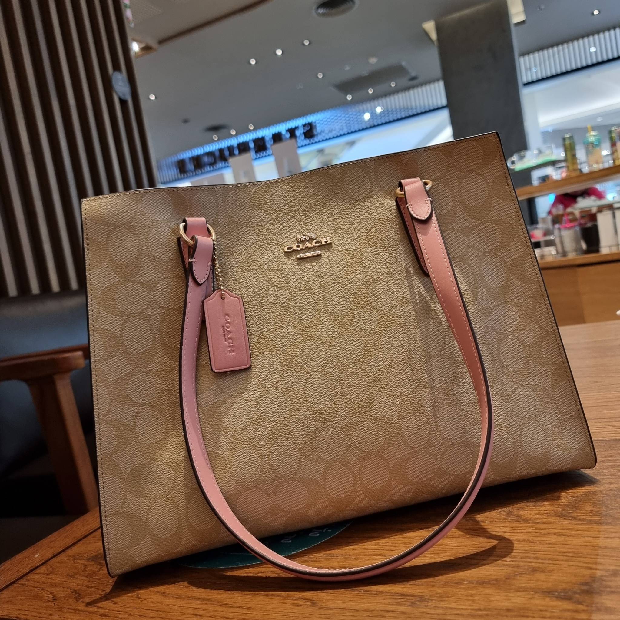 COACH C4075 TATUM CARRYALL IN SIGNATURE CANVAS คอลเลคชั่นใหม่ล่าสุด จัดมาให้ได้สวยก่อนใคร สวยหรูทุกสี!! ลุคผู้ดีต้องมาอีกหนึ่ง กระเป๋าสะพายทรงสวย ที่มาพร้อมสายสะพายไหล่ในตัว และสายครอสบอดี้สำหรับสะพายข้าง วัสดุหนัง crossgrain สวยคมมากๆ ตัวกระเป๋าถูกแบ่งเป