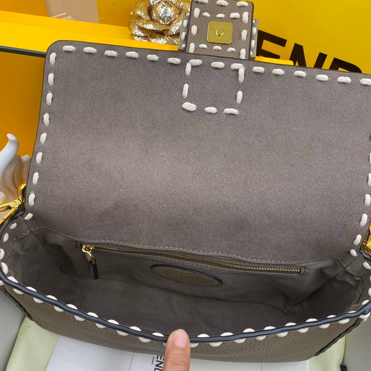 หนังแท้ Fendi Baguette full grain leather bag