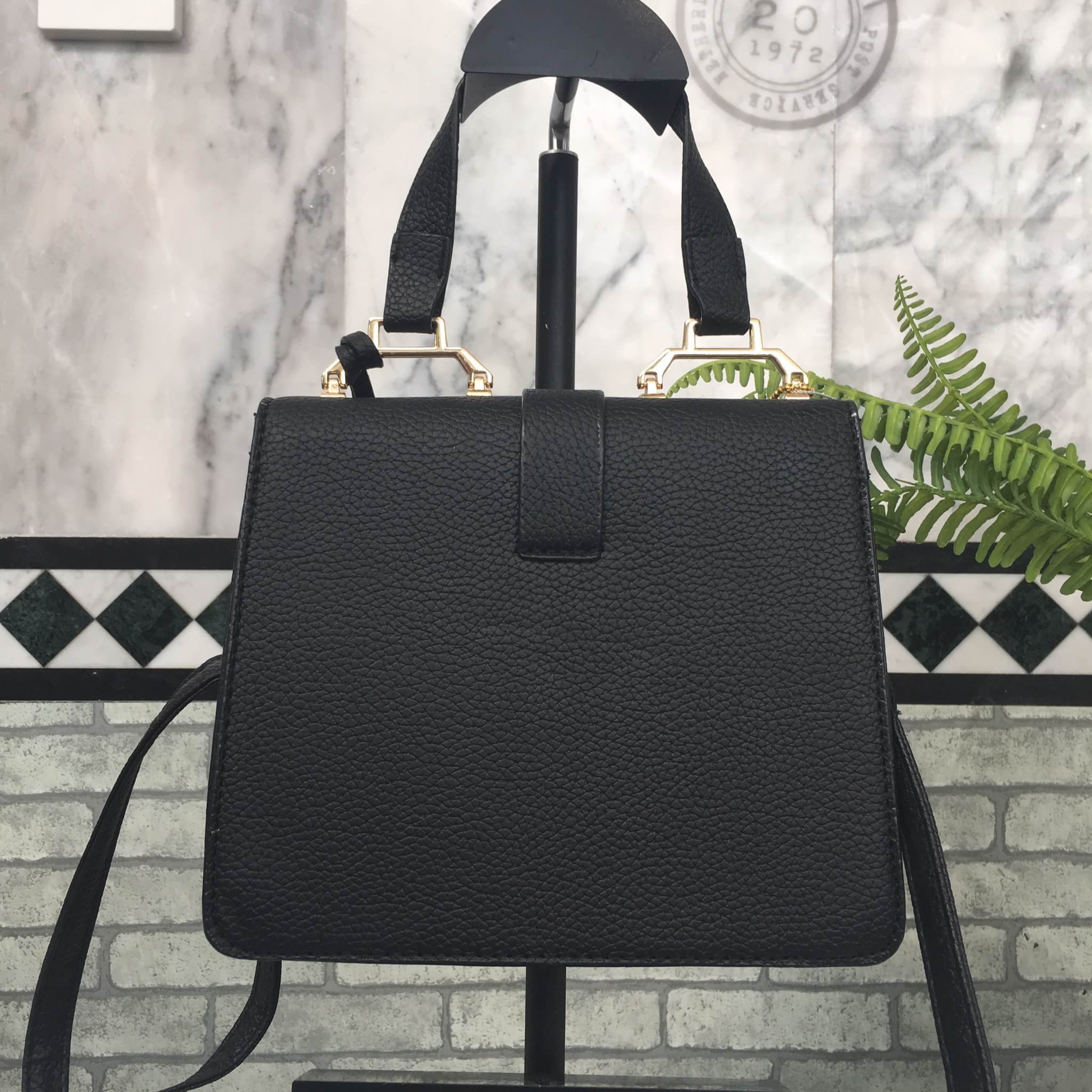 งานแท้ชนช้อป รุ่นใหม่ล่าสุด จากแบรนด์ David Jones สวย น่ารัก ขนาดตอบทุกโจทย์การใช้งาน เห็นแล้ว หลงรักเลยคะ ตัวกระเป๋าขนาดกำลังดี จุของคุ้ม สวยมาก ดูแลรักษาง่าย พร้อมสายสะพายยาว ภายในมีช่องซิป และช่องใส่ของจุกจิก 2 ด้าน เลยค่า ใบจริงน่ารักมากคะ ถือสะพายได้