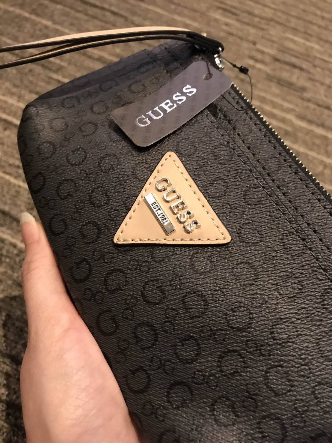 มาแว้วว! รอบนี้ห้ามพลาดนะคะ! GUESS LEATHER CLUTH BAG กระเป๋าคลัชรุ่นใหม่ล่าสุดหนังเรียบปั้มลาย G สวยอยู่ทรงดูแลรักษาง่าย มีสายคล้องมือ เปิดปิดด้วยซิปสะดวกใช้ ด้านหน้าประดับโลโก้แบรนด์อะไหล่เงิน ภายในมีช่องใส่บัตร สามารถใส่แบงก์พัน / บัตรเครดิต / iphone7+ 