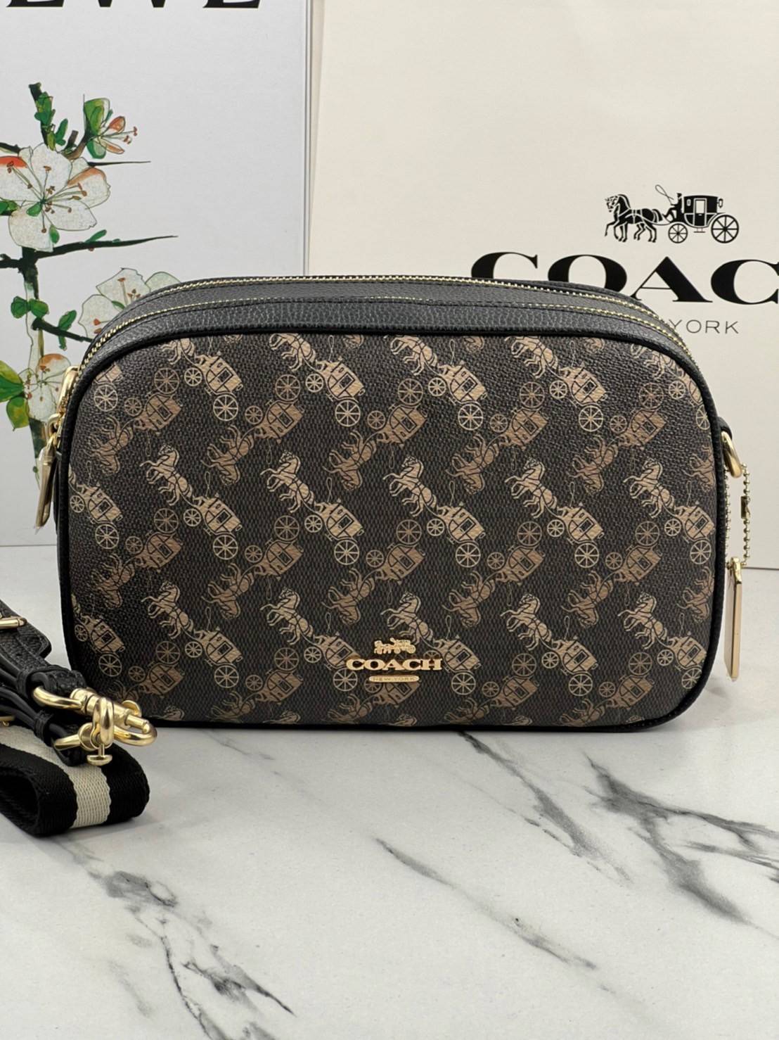 COACH JES CROSSBODY WITH HORSE AND CARRIAGE PRINT ((91109)) กระเป๋าสะพายครอสบอดี้ร์ หนังแท้นิ่ม ลายปริ้นรถม้าทั้งใบสวยงามมากๆค่ะ กระเป๋าแบ่งเป็น2ช่องซิปหลัก ช่องกว้างสามารถใส่กระเป๋าเงินใบยาวได้;ของจำเป็นได้ครบเลยค่ะ;มีช่องให้ใส่ของจุกจิก;พร้อมช่องโล่งด้า