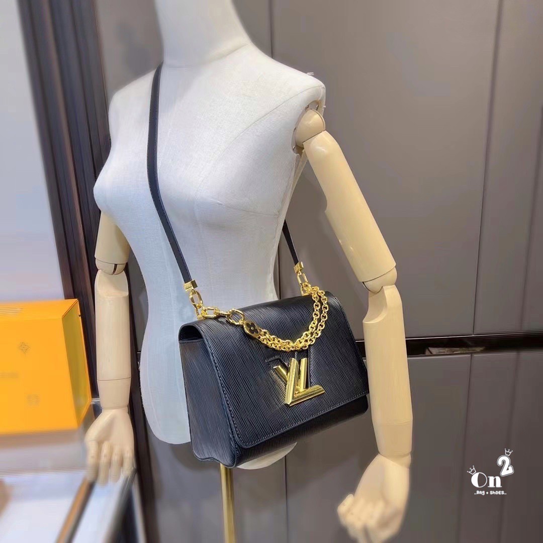LOUIS VUITTON Twist MM Epi Leather Handbags / LV Twist MM หนัง Epi ลายเกรน ตัวล็อก LV Twist สีทองไอคอนิกช่วยเติมเต็มความสมบูรณ์แบบให้กับกระเป๋าได้อย่างลงตัว เหมาะสำหรับการใช้งานเป็น everyday bag หรือถือออกงานก็สวยเลยค่ะ