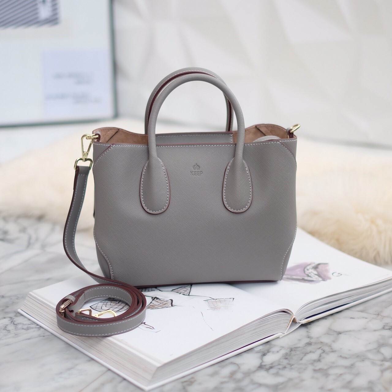 KEEP รุ่น COZY สวย ตอบโจทย์ ด้วยรูปทรงที่ เรียบหรู ทรงกระเป๋า ปรับได้ 2 แบบ เก็บทรง หรือ ขยายทรงได้ ตอบโจทย์ทุกการใช้งาน หนังกระเป๋า Saffiano อย่างดี ภายใน บุด้วย ผ้า Craft เอกลักษณ์เฉพาะ ทำให้ กระเป๋าเบา และ เพิ่มความสวยงาม ภายใน ทำช่อง แยก เฉพาะ สำหรับเ