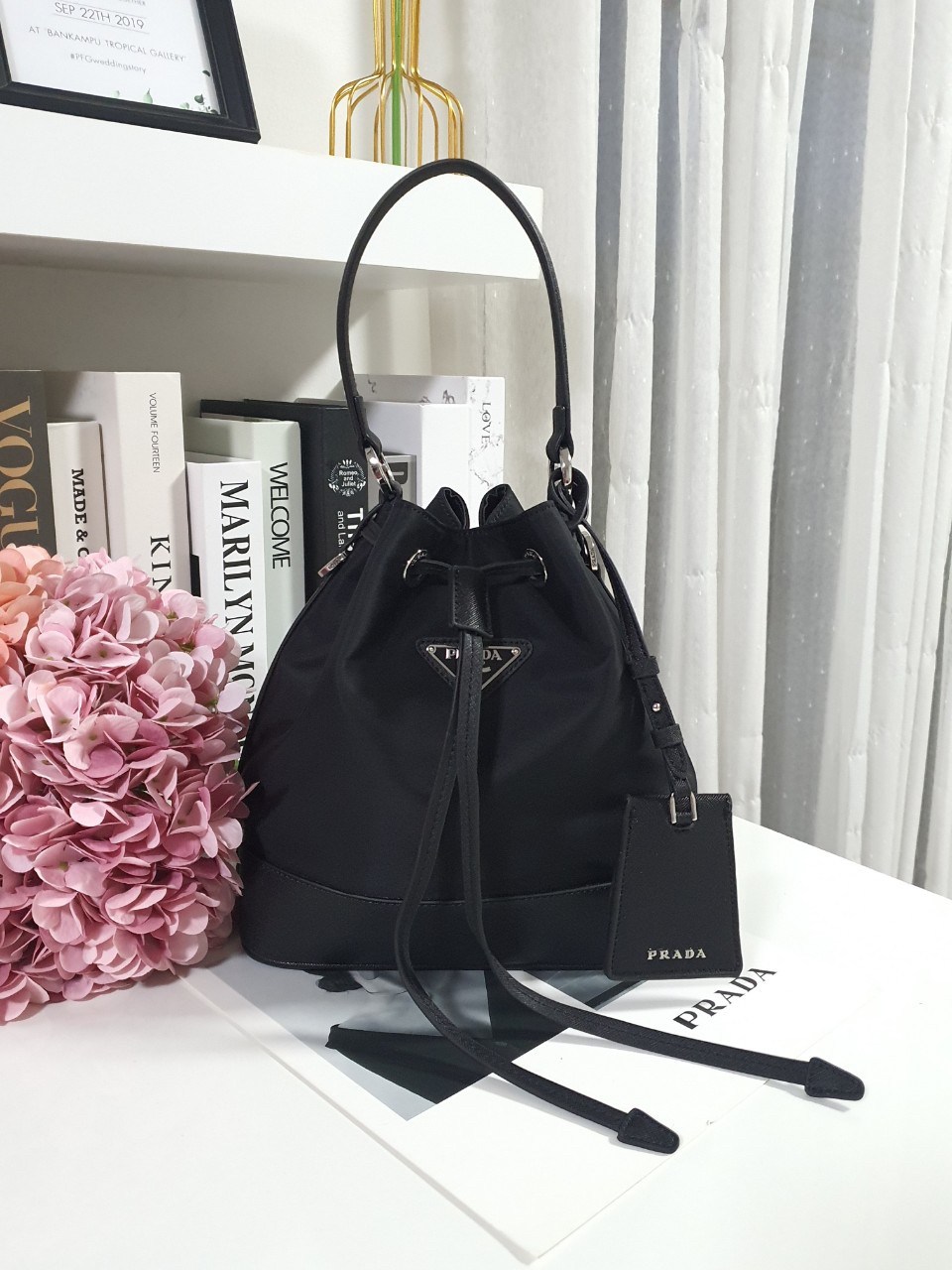 สินค้าใหม่!! NEW ARRIVIAL **ทรงขนมจีบไซส์ใหญ่ 🐰 งานพรีเมี่ยมกิ้ฟ จากเคาเตอร์ต่างประเทศ จากแบรนด์ PRADA วัสดุ NYLON สลับหนัง SAFFIANO ดีไซน์สวยหรูมากค่า เนื้อหนาซับในอย่างดี อะไหล่เงินทั้งใบ จุดเด่นคือ กระเป๋าสามารถ จุของได้เยอะมาก ด้านในมีช่องใส่ข