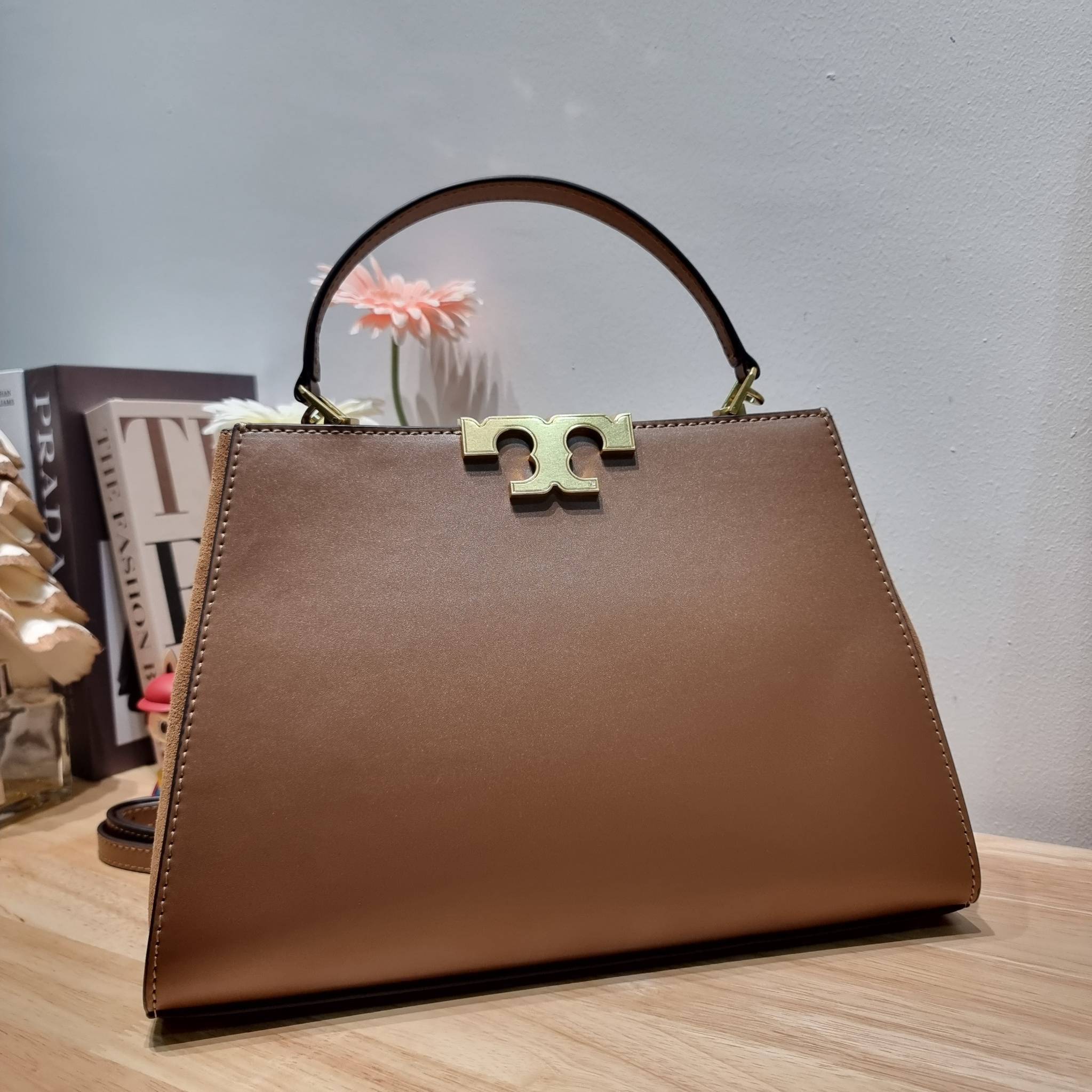 TORY BURCH ELEANOR SPAZZOLATO SATCHEL ใหม่และดูดีเกินต้าน กับกระเป๋าถือทรงสวย ใบใหญ่ ดีไซน์ผู้ดีเรียบหรู ถือขับผิวไปเลยทุกสี สวยคม มาพร้อมหูจับในตัว