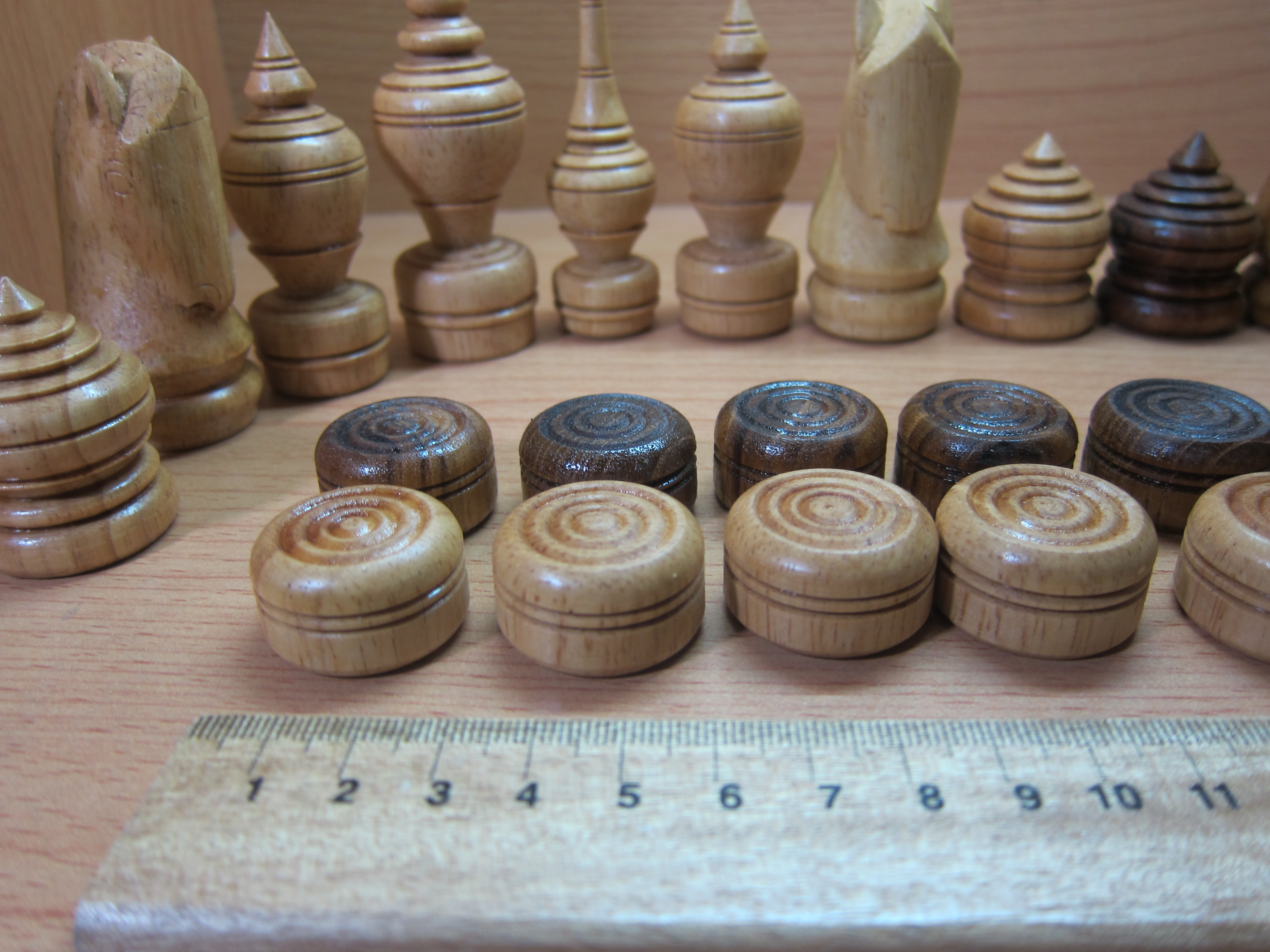 ตัวหมากรุกไทยไม้สักและไม้ยางพารา