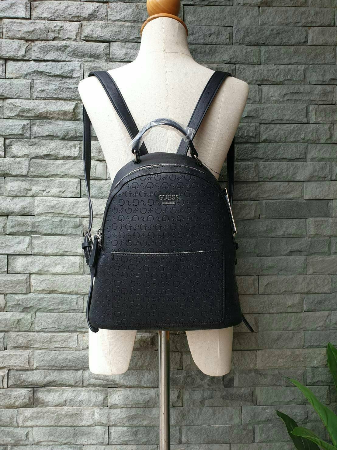 GUESS WOMAN'S BACKPACK กระเป๋าสะพายเป้ขนาดกำลังดี วัสดุหนังแกะสังเคราะห์ โลโก้รอบใบ หนังสวย น้ำหนักเบามากกกๆ!! กันน้ำ ทำความสะอาดง่าย มีหูหิ้วเเละสายสะพายหลังเลื่อนปรับได้ 5 ระดับ ด้านหน้าประดับโลโก้แบรนด์ อะไหล่เงิน และ มีช่องใส่ของ 1 ช่อง เปิดปิดด้