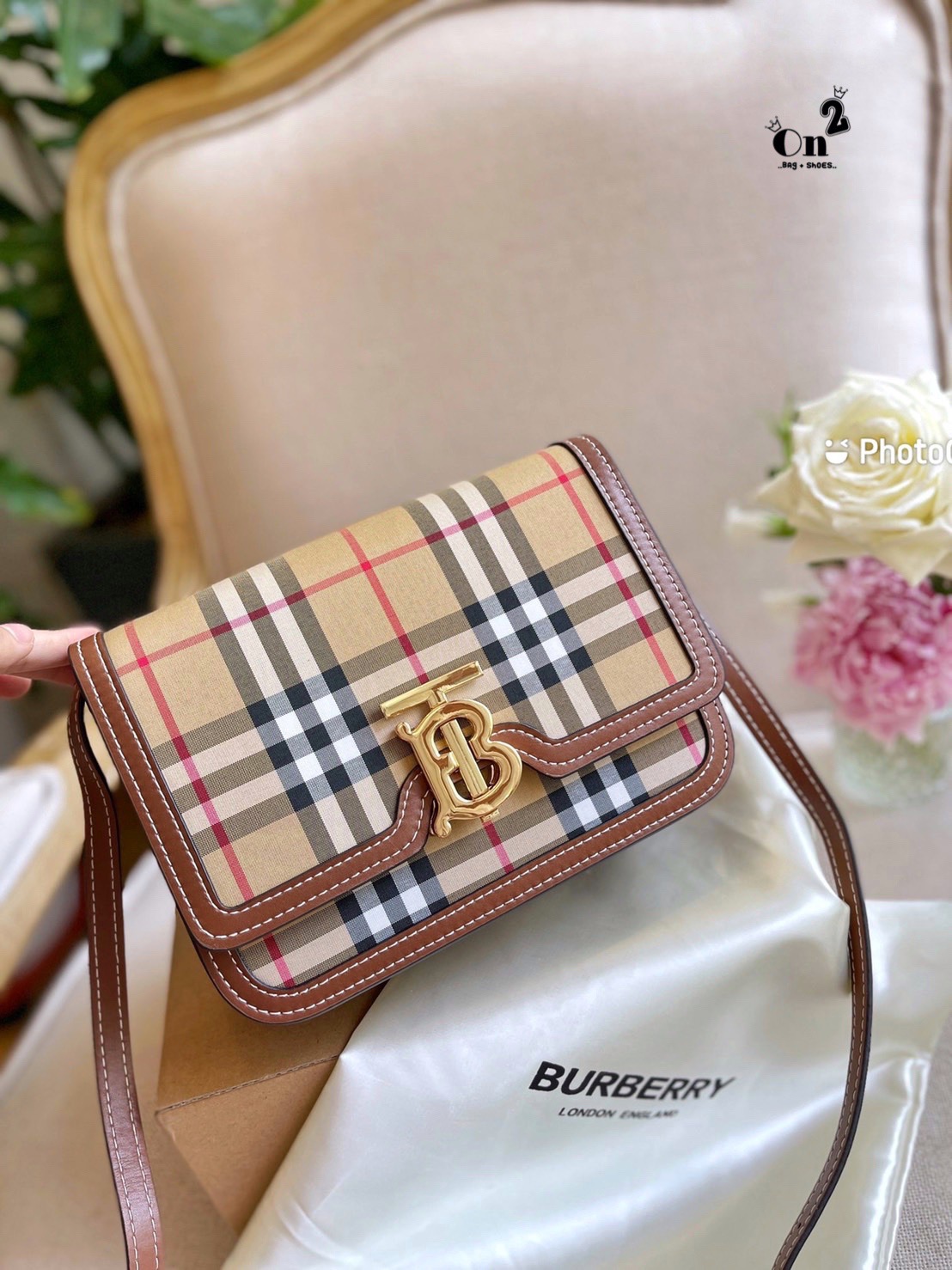 BURBERRY FRAGRANCES LEATHER CROSSBODY BAG / BB Shoulder Bag กระเป๋าสะพาย ทรงกล่อง เปิดหน้า อะไหล่ทอง สายสะพายยาวแบบครอสบอดี้ ได้ทุกลุค เกรดงานสวย.น่ารักมากๆ งานชนชอป ใช้ได้ Everyday Look เลยค่า