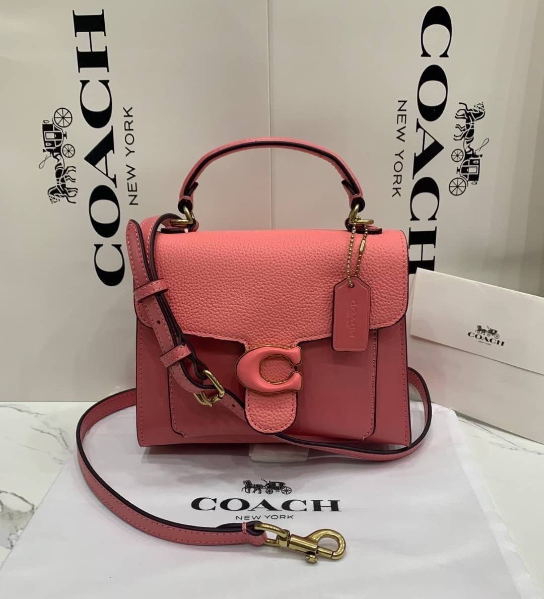 COACH TABBY TOP HANDLE 20 พร้อมส่งที่ไทยค่ะ! กระเป๋าหิ้ว//สะพายข้างได้ หนังแท้อย่างดี กหนึ่งใบทำหนังสองลายได้อย่างสวยงาม พร้อมโลโก้รุ่นใหม่ล่าสุดดูดีมากๆค่ะ เปิดปิดกระเป๋าแบบกดล็อค ภายในมีช่องหลักสองช่อง ใส่มือถือได้ทุกรุ่น;กระเป๋าเงินใบกลางได้;ของจำเป็นจ