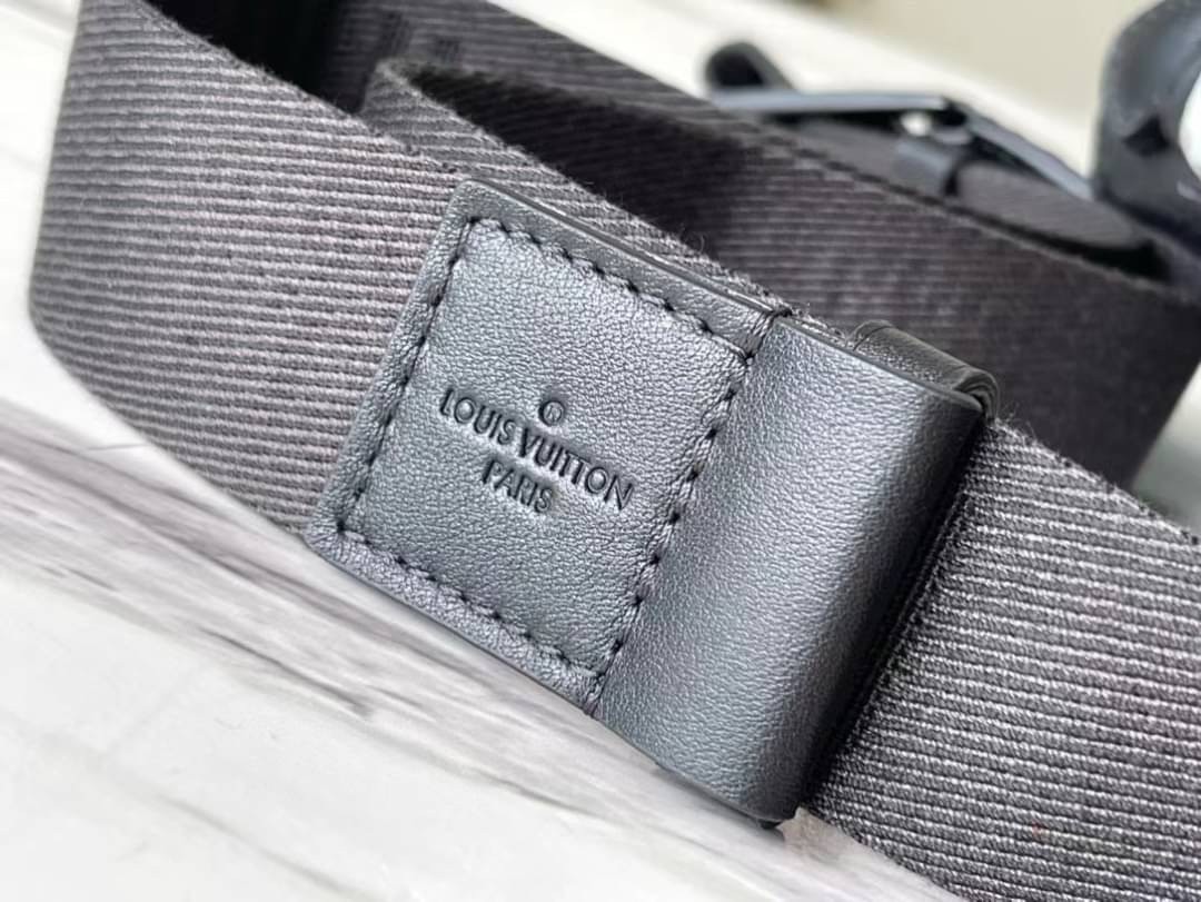 LV S Lock Slingbag Monogram-embossed Taurillon leather / LV Belt Bag กระเป๋าสะพาย/คาดอก หนังแท้ ดีไซส์ร่วมสมัย หนัง Taurillon สีดำพิมพ์ลายโมโนแกรม สุดคลาสสิก สง่างามตลอดกาล มีไว้ไม่มีเอาท์ ท่านชายควรมีมากค่ะ เกรดท็อป ออริ เทียบแท้ 1:1 เกรดดีสุด