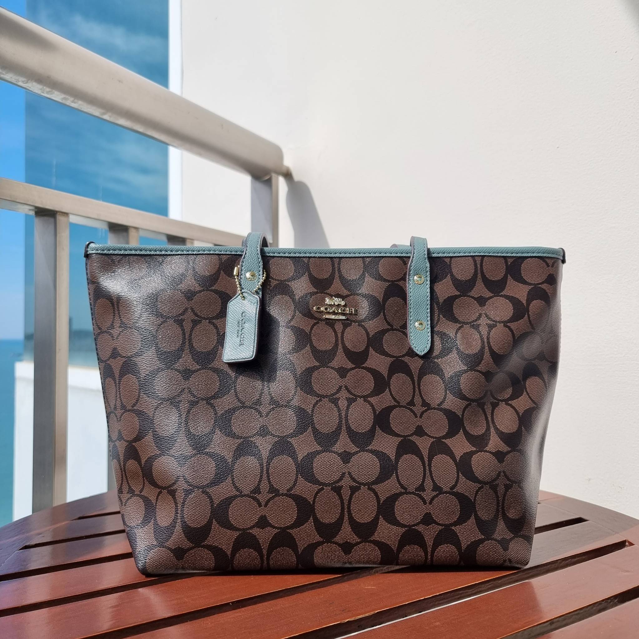 OUTLET 】COACH F58292 CITY ZIP TOTE IN SIGNATURE 16" รุ่นขายดี!! ไซส์ใหญ่ สีสวยมาให้แบบจัดเต็ม!! กระเป๋าถือทรงโท้ทใบใหญ่ สวยน่าใช้ทุกสี สะพายคล้องไหล่ได้เก๋ๆ จุของแน่นๆไปเลยจ้า!! วัสดุหนังแคนวาสคุณภาพ ปากกระเป๋าเปิด-ปิดด้วยซิป กันของหล่นได้ ถือไปไหนก็