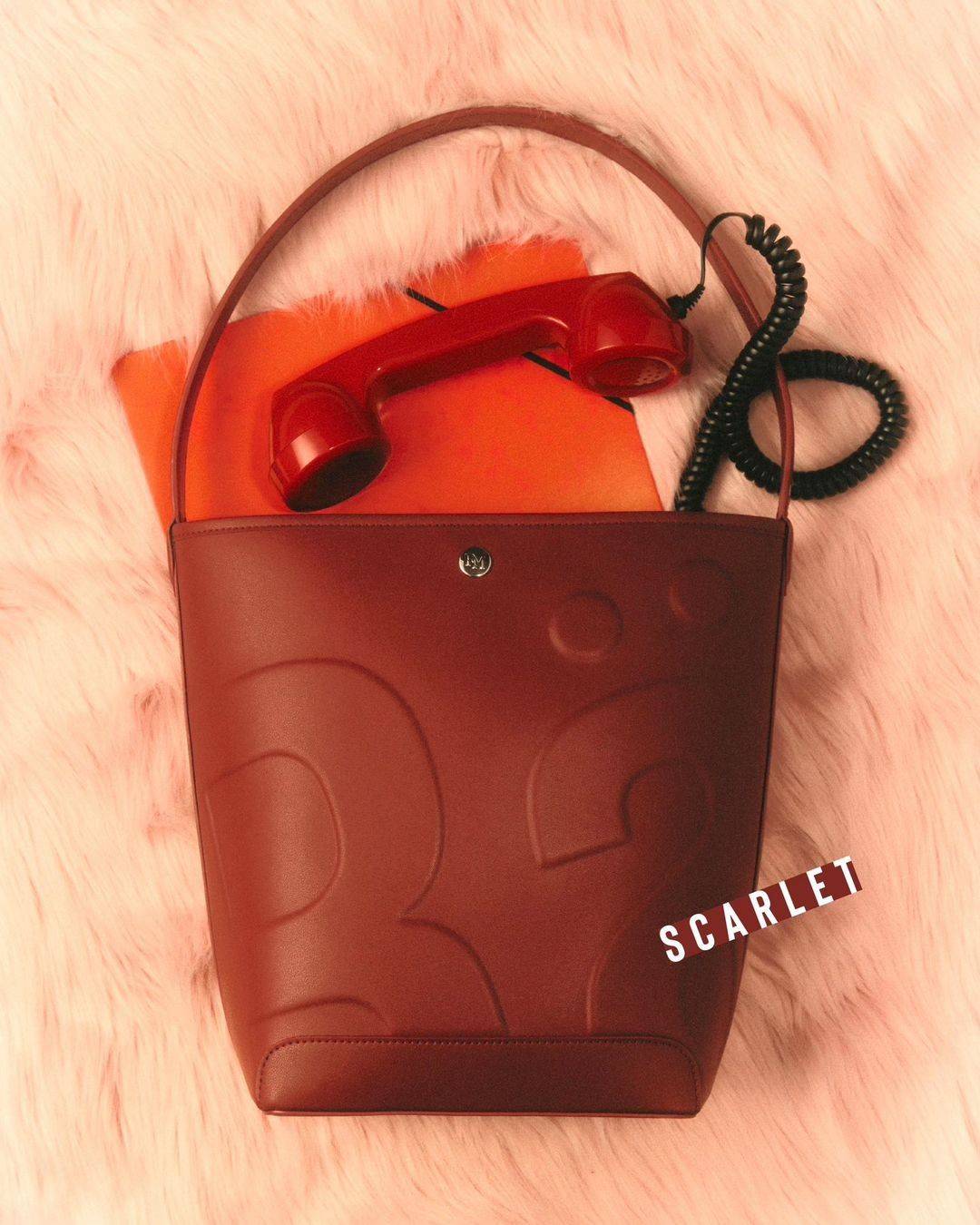 Rally The Bag Whisper กระเป๋าทรงบัคเก็ตงานหนังรุ่นใหม่ ฮอทติดลมบน มาแรงสะพายกันทั่วบ้านทั่วเมือง สายแบกสายขนห้ามพลาดจุของได้เยอะ รุ่นหนังผิวสัมผัสนิ่มมือ ทนทานและจุสิ่งของได้ครบครัน โดดเด่นด้วยโลโก้ตัวนูน