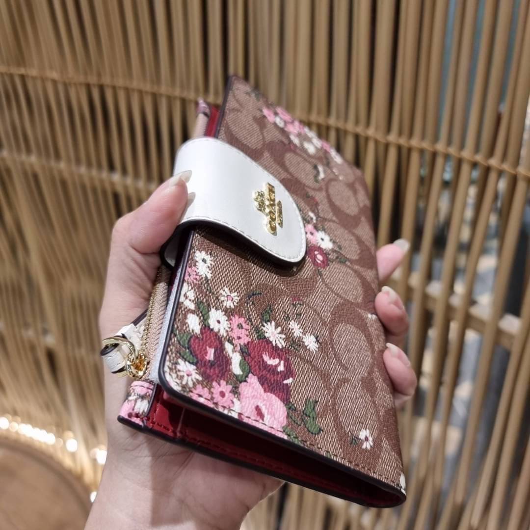 COACH C3371 TECH PHONE WALLET WITH SPACED WILDFLOWER ดีไซน์ใหม่ คอลเลคชั่นสวยหรู กระเป๋าสตางค์พร้อมสายคล้องมือ ง่ายต่อชีวิตมากจ้า!! มันดีอะไรเบอร์นี้ ใส่ได้ทั้งบัตร และโทรศัพท์ก็ใส่ได้ทุกรุ่น แถมยังมีช่องซิปแยกไปอีก ช่องเยอะไม่ต้องห่วงจริงๆ วัสดุหนังแคนวา