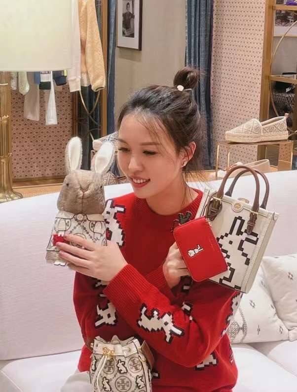 TORY BURCH PIXELATED RABBIT MINI BAG TOTE 🐇 อดใจยังไงไหว น่ารักขนาดนี้ 🥕🥕 กระเป๋าทรงโท้ท ด้านหน้าเป็นรูปกระต่ายอันเป็นสัญลักษณ์ของปีนี้ น่ารักมากๆค่ะ 🥕พร้อมพวงหนังแครอทมาให้อีกหนึ่งพวง
