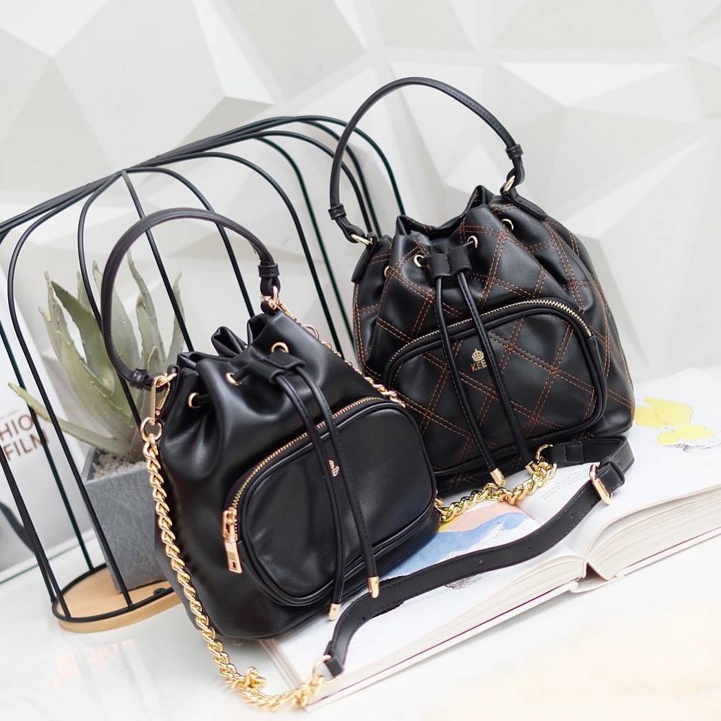 รุ่นใหม่ล่าสุด สวยมากๆค่า รุ่น New KEEP Minny bucket bag ทรงเก๋ สวย น่ารัก ขนาดตอบทุกโจทย์การใช้งาน เห็นแล้ว *หลงรักเลยคะ *ใบนี้ซื้อ1ได้ถึง2 มีกระเป๋าใส่ของใบเล็กด้านในให้อีก 1 ใบนะคะ 🌲ตัวกระเป๋าขนาดกำลังดีหนังเนื้อดีนิ่มมากๆคะ ดูแลรักษาง่าย ด้านใ