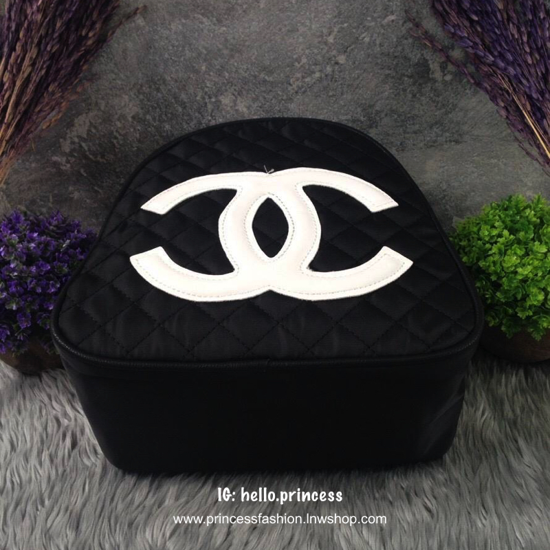 Chanel Backpack (S) กระเป๋าเป้ size mini VIP. gift ของแท้ จาก counter chanel ขนาดกำลังน่ารัก วัสดุ pu. ลายตารางหนังนิ่ม ด้านหน้ามี logo brand เปิดปิดแบบซิป แบ่ง 2 ช่องใหญ่ ภายในกว้าง ใส่ wallet ยาว, mini iPad ได้ มาพร้อมสายสะพายยาว ปรับได้ค่ะ