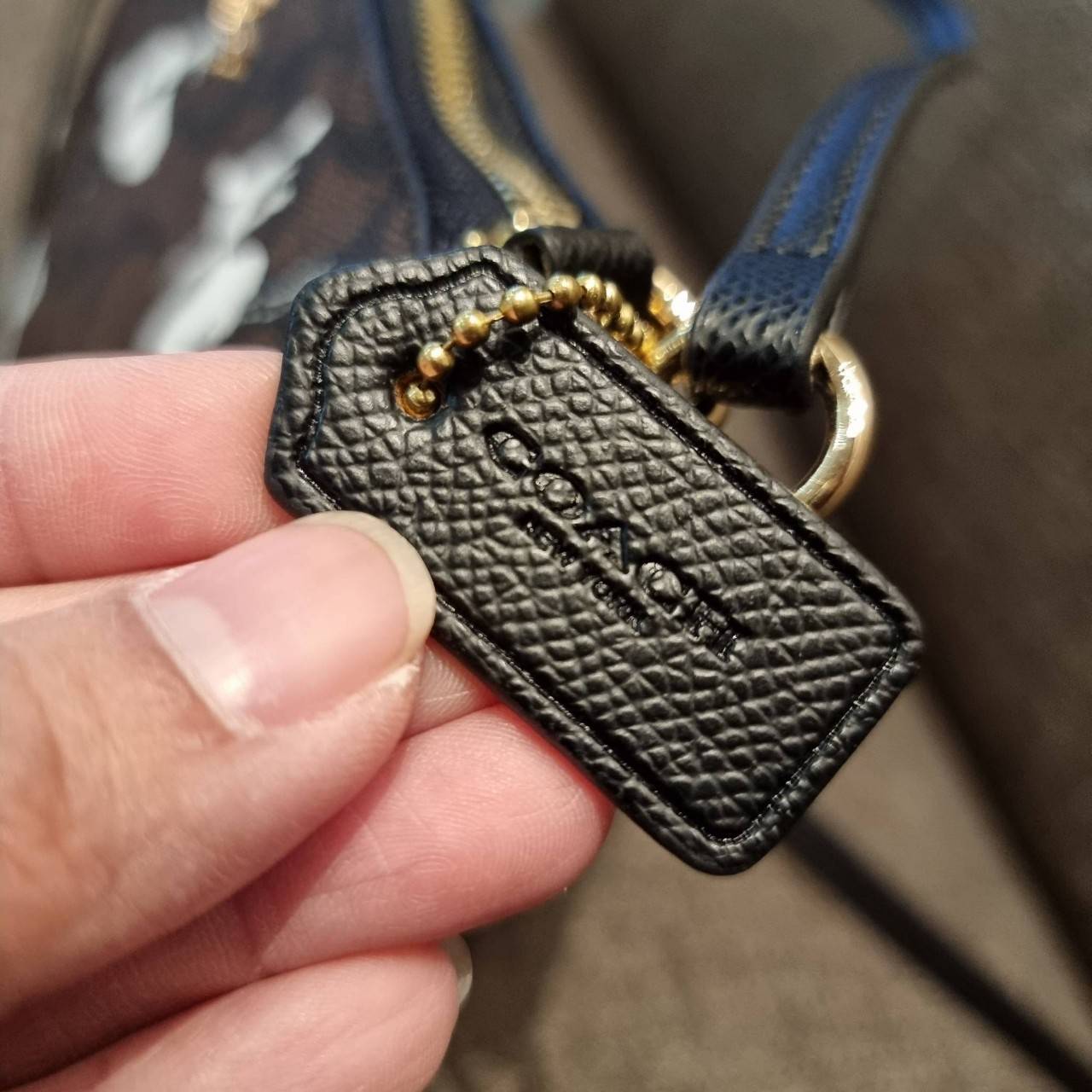 COACH F36674 TOP HANDLE POUCH IN SIGNATURE WITH SNOOPY PRINT คอลเลคชั่นใหม่ ในสไตล์พอช มาให้ช้อปก่อนใครในไทยจ้า น่ารักน่าใช้ไปอีกกับกระเป๋าสะพายทรงฮิตตลอดกาล ด้วยดีไซน์ที่ออกมาให้ใช้งานได้ง่าย ขนาดกำลังเหมาะ วัสดุแคนวาสทนทาน ดีไปหมดขนาดนี้!! คุณลูกค้าถึงส