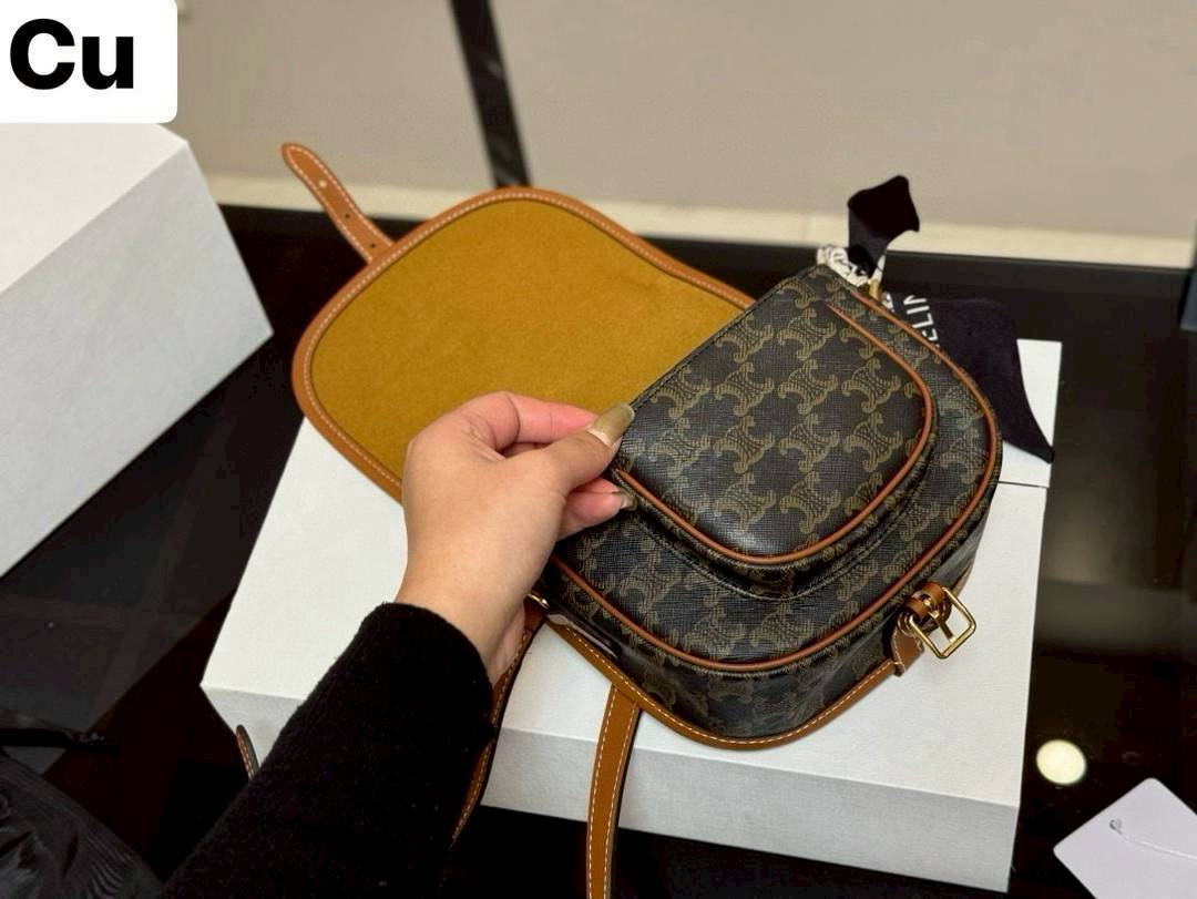 CELINE Folco bag in Triomphe canvas and Leather กระเป๋าสะพายข้าง รุ่นตามหาเข้าเพิ่มเติมสต๊อกพร้อมส่งแล้วค่าสาวๆ รุ่นยอดฮิต ขายดีไม่มีตก ทรงสวยโดดเด่นเป็นเอกลักษณ์ ดีไซน์โค้งมนสวยงาม