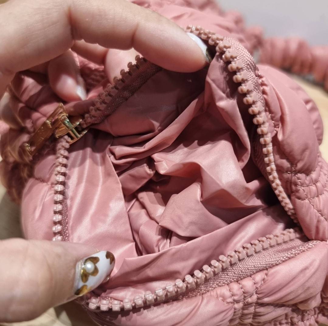 Carlyn cozy bag / Carlyn glaze bag 13 สีพร้อมส่ง อีกหนึ่งคอลเด็ด ที่ฮิตแบบฉุดไม่อยู่ กับไอเท็มนุ่มนิ่มจากเกาหลี พร้อมสีใหม่ล่าสุด กระเป๋าสะพายก้อนเมฆสุดเก๋ ที่สามารถใช้ได้หลากหลาย