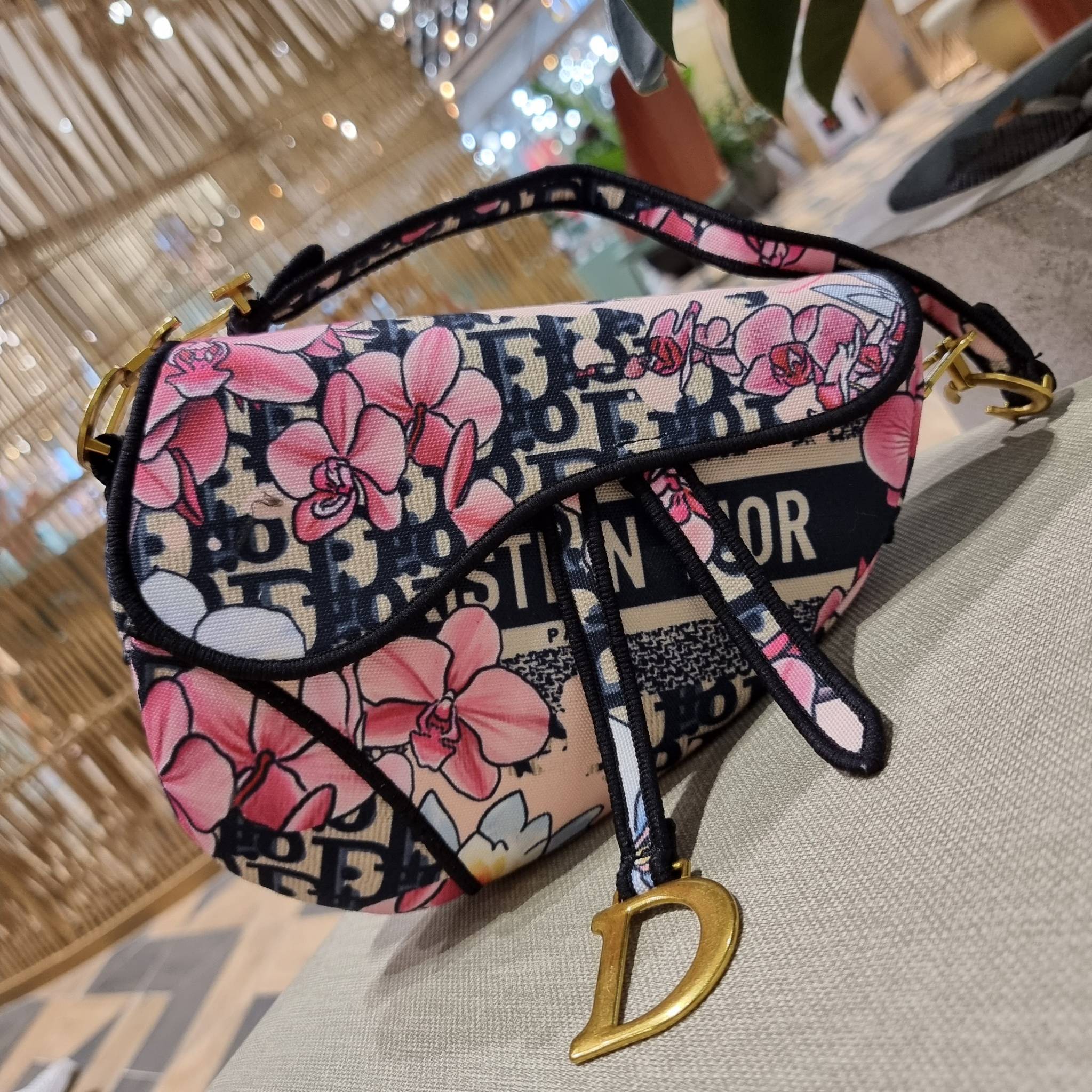 VIP CD OBLIQUE SADDLE BAG / DIOR SADDLE กระเป๋าสะพายข้าง ทรงสวยไม่ซ้ำใคร กิมมิคในตัว ดูแพง ไซส์ใหญ่ ดีไซน์ย้อนยุค เป็นเอกลักษณ์สวยทุกแบบ เปิด-ปิดด้วยกระดุมแม่เหล็กซ่อน ใช้งานง่ายมากๆ ภายในเป็นช่องโล่ง มีช่องซิป ใบสีดำเป็นหนังแท้ ใบลายเป็นผ้าแคนวาส ดูดี ดู