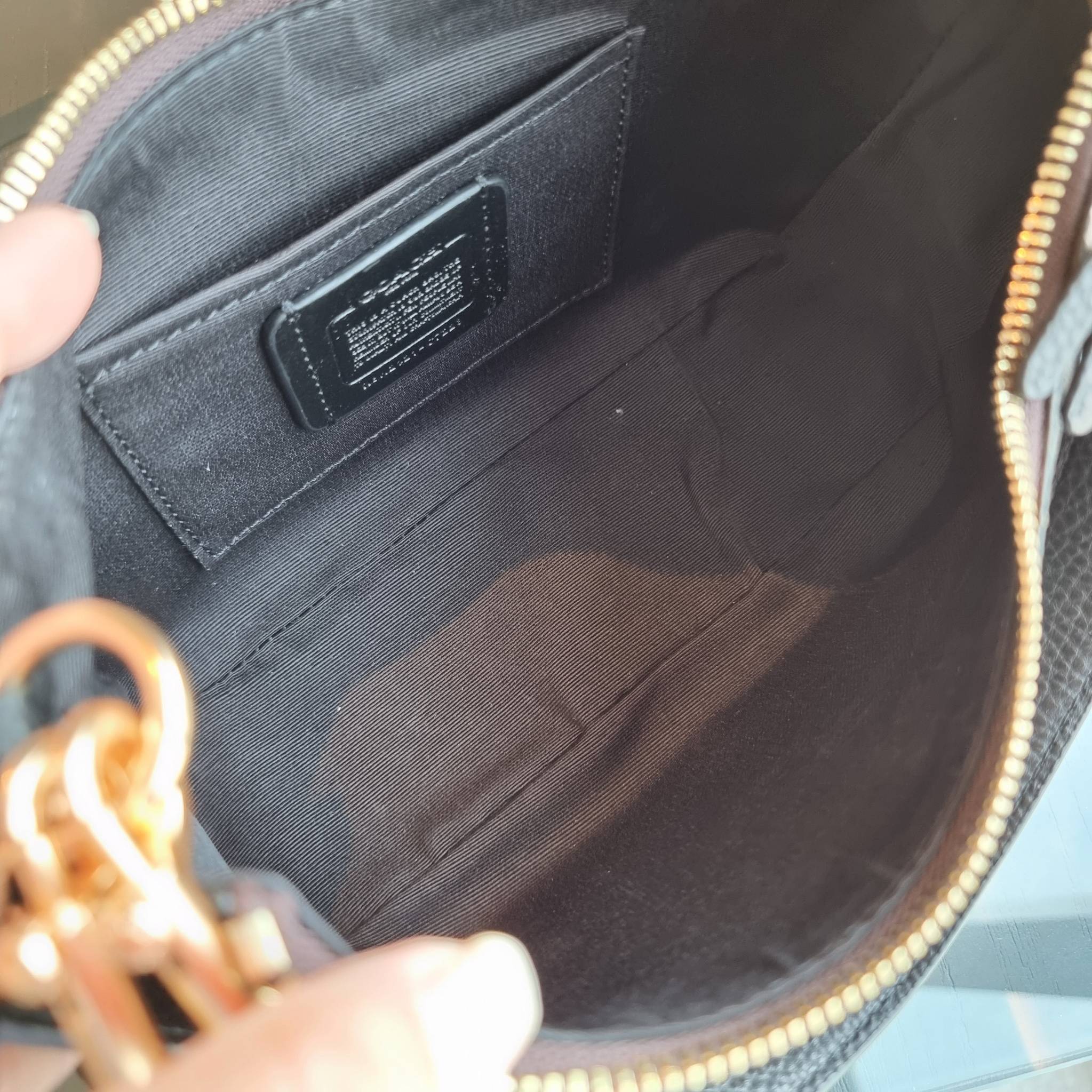 COACH C7223 PENNY SHOULDER BAG 25 IN SIGNATURE CANVAS คอลเลคชั่นเพนนีสุดคิ้วท์ ในรูปแบบของกระเป๋าสะพายไหล่กึ่งทรงพอช พร้อมเสิร์ฟความสวยถึงบ้านไปเลย!! ด้วยดีไซน์คลาสสิคย้อนยุค ที่แอบแฝงความเรียบหรู มาพร้อมสายสะพาย 2 เส้น เป็นสายคล้องมือและสายสะพายครอสบอดี้