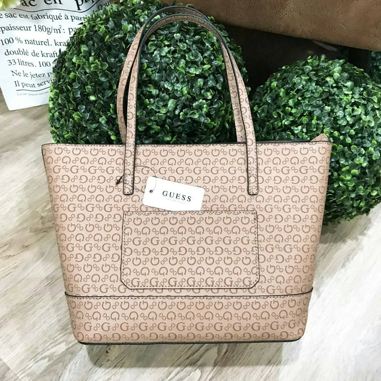 GUESS SINGNATURE SHOPPER BAG (SIZE L) กระเป๋าสะพายรุ่นใหม่ล่าสุดจาก GUESS FACTORY หนังสวยอยู่ทรงปั้มลาย Singnature Brand รอบใบ ด้านหน้าประดับโลโก้แบรนด์ ด้านหลังมีช่องใส่ของ หูหิ้วสะพายไหล่ได้สามารถเลื่อนปรับระดับได้ พร้อมประดับพู่หนังห้อยที่หูกระเป๋าดูมี
