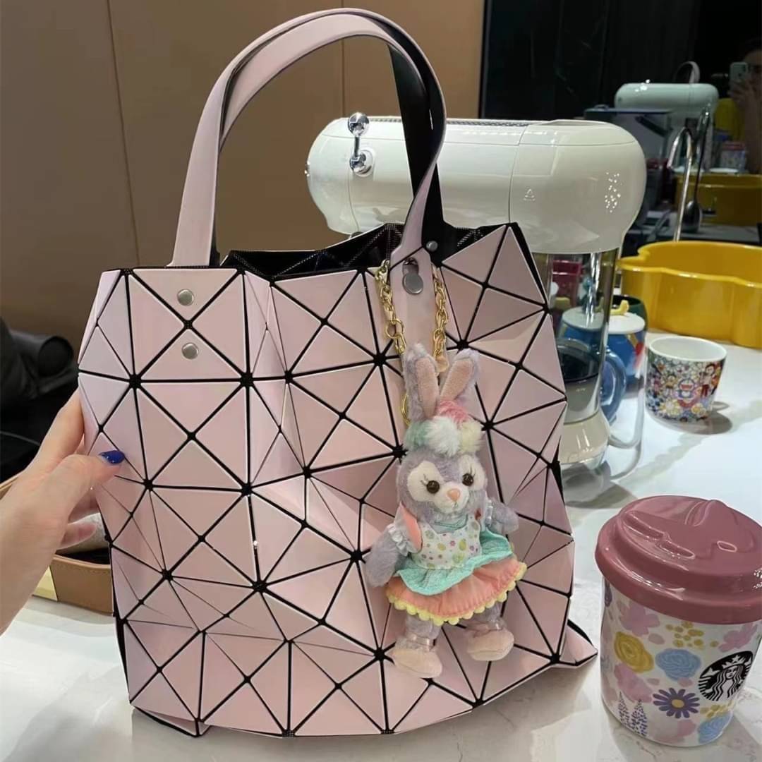 Baobao Issey Miyake 6x6 กระเป๋า Tote รุ่นนี้ถือว่าเป็นกระเป๋า Tote ไซส์กลางที่เหมาะกับการพกพาสิ่งของที่จำเป็นในทุก ๆ วัน มาพร้อมสายที่สามารถปรับได้ทั้งสองสาย และมีช่องใส่ของช่องเล็กด้านใน 1 ช่อง จุของได้เยอะแถมยังทนทาน ใช้เป็น Everyday Bag ได้เลยคะ พกพาสะ