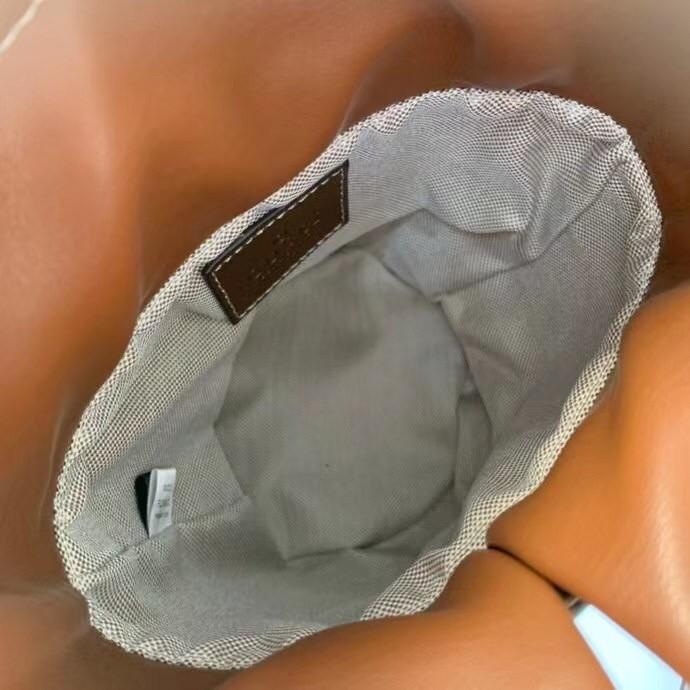 VIP 】Gucci Horsebit Gift Bag กระเป๋าสะพายข้าง Premiumgift วัสดุหนังแท้ เปิด-ปิด ด้วยกระดุมแม่เหล็ก ด้านในโล่ง ใส่ตังค์ ใส่โทรศัพท์ Iphone+ ได้ สายยาวปรับระดับได้ Crossbody ได้ น้ำหนักเบา มาพร้อมกล่องแบรนด์ สวยหรูดูแพง จะซื้อใช้เองหรือเป็นของขวัญก็เหมาะ ได