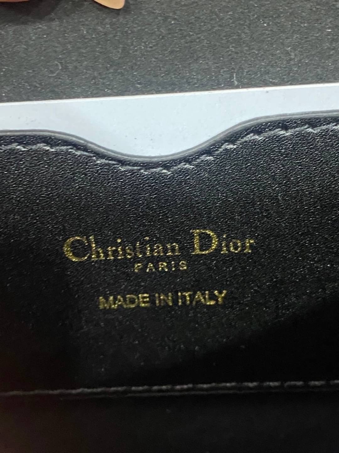 Dior Bobby Medium Bag กระเป๋าสะพายทรงโฮโบรุ่นยอดนิยม คลาสสิคสุดหรู ด้วยสัดส่วนที่กลมกลืนลงตัวอย่างสวยงาม เกรดท็อปออริ ใช้งานต่างประเทศได้