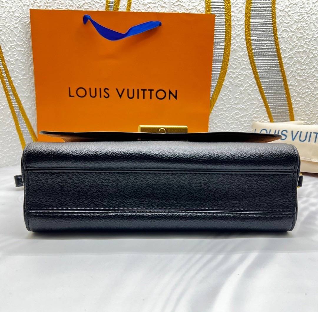 LV Twist Bag 27cm กระเป๋าสะพายดีไซส์เรียบหรูดูแพง ต้องยกให้รุ่นนี้ โลโก้อะไหล่สีทองหรูหราโดดเด่น ที่สุดของความสวยคลาสสิคย้อนยุค ภายในเป็นช่องโล่ง ควรมีติดตู้ไว้ซักใบค่ะ