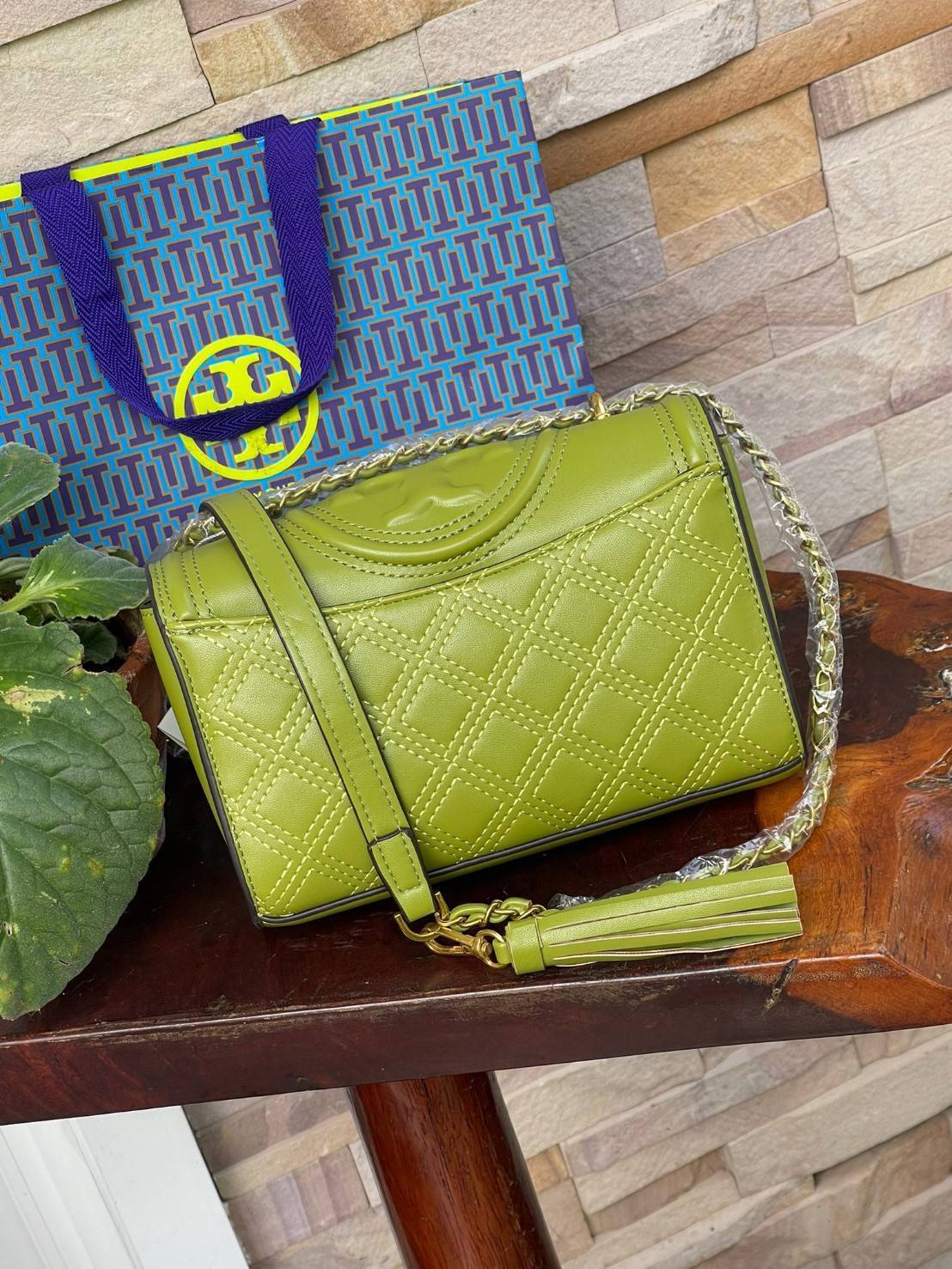 TORY BURCH Fleming Convertible Shoulder Bag ดีไซน์น่ารัก ดูแพงไม่เป็นรองใคร ใช้ได้ทั้งทั่วไปและออกงาน สาว ๆ คนไหนที่กำลังมองหากระเป๋าสะพายไหล่น่ารัก ๆ สักใบที่มีดีไซน์โดดเด่น สะดุดตาล่ะก็ไม่ควรพลาดกับ Collection นี้เลยค่ะ เพราะ Fleming นั้นเป็นรุ่นที่เรีย