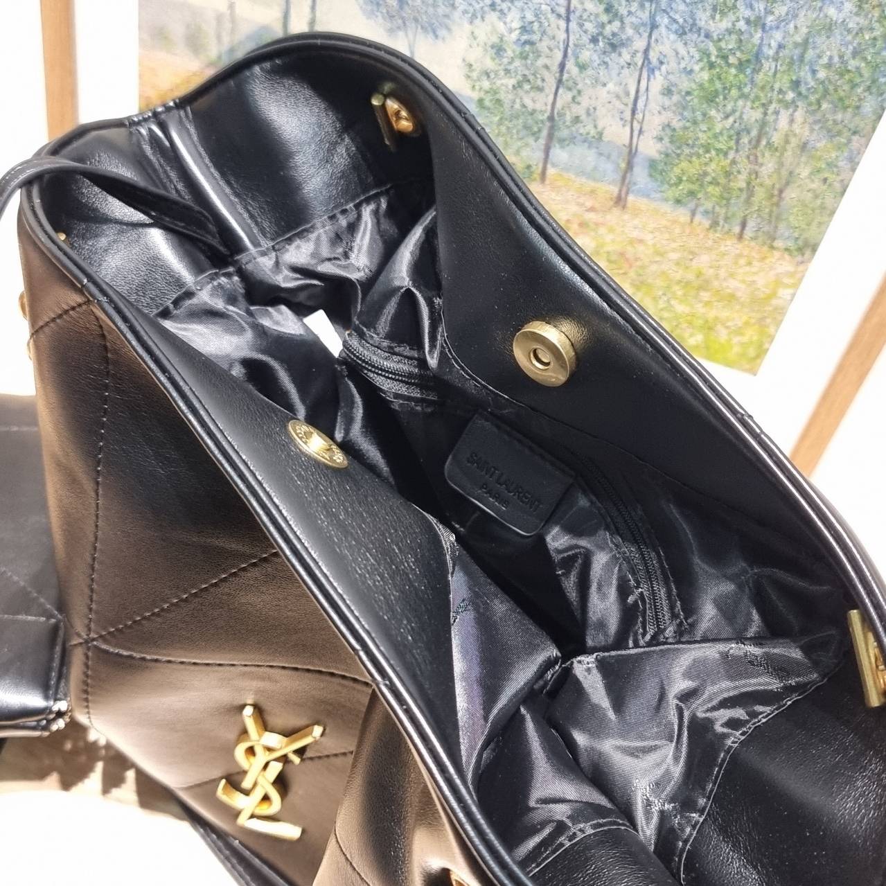 YSL jamie shopping bag ครบเครื่องตัวมัมเค้าใช้กัน ดีไซน์ใหม่! กับกระเป๋าสะพายใบใหญ่ เรียบหรู ดูปัง ดูแพง สีดำคลาสสิคตัดกับอะไหล่สีทองได้อย่างลงตัว