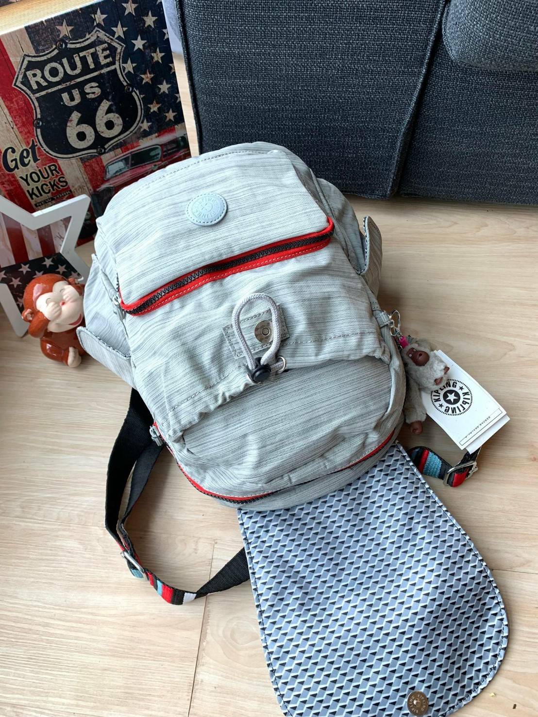 Kipling City Pack S K14275มาพร้อมดีไซน์ทันสมัย ใช้งานได้อย่างคล่องตัว ด้วยสีและลายสุดคลาสสิก โดดเด่นด้วยพื้นที่ภายในและช่องต่างๆ ที่ให้คุณจัดเก็บของสำคัญได้อย่างครบถ้วน มีช่องเก็บของสัมภาระหลายขนาดสะดวกใช้งานเลยคร้า!!