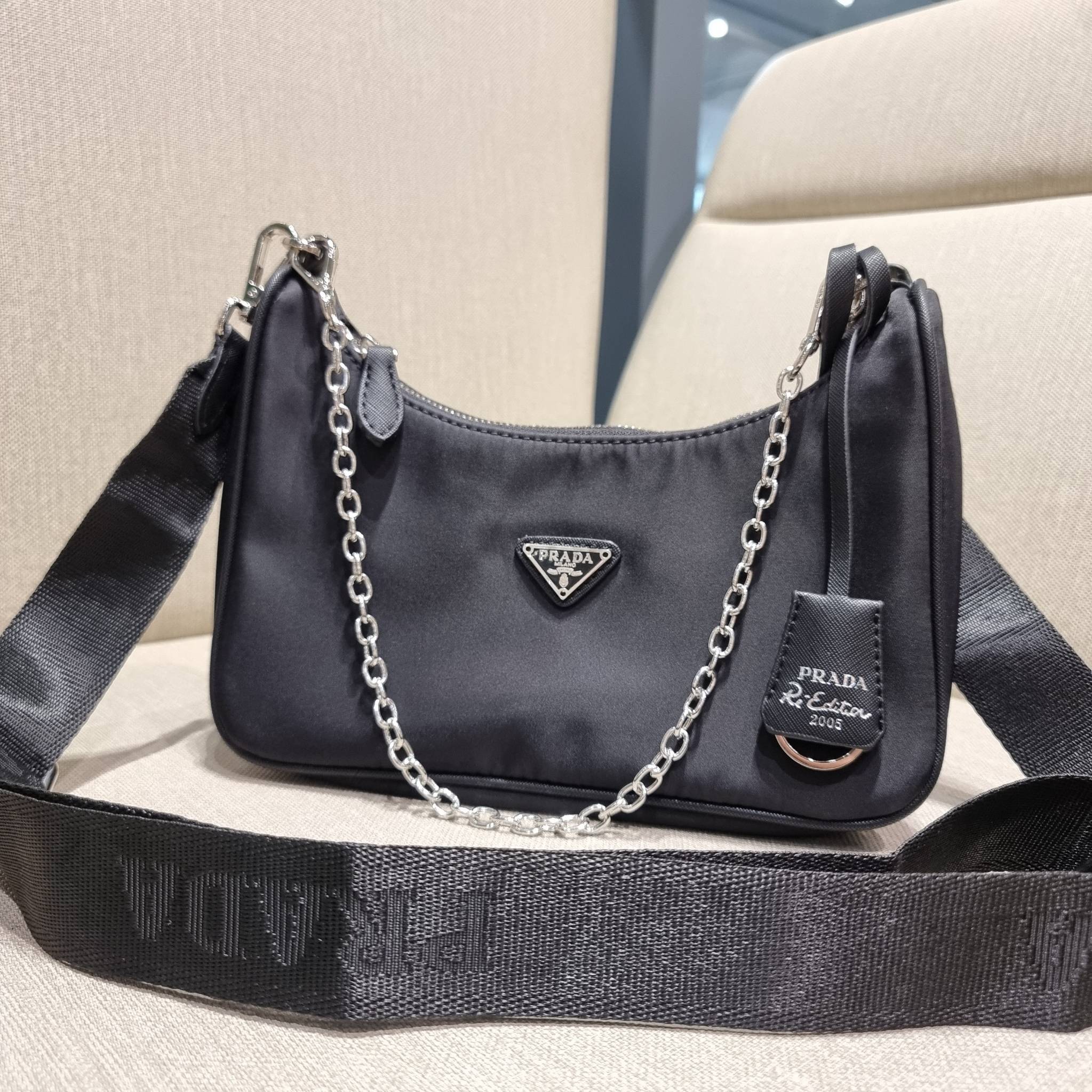 VIP 🥂 PRADA RE-EDITION 2005 RE-NYLON SHOULDER BAG ไอเท็มสุดปัง ที่ฮิตตลอดกาลไม่ว่าจะปีไหนๆ จัดให้ครบทั้งสีขายดีและสีใหม่ล่าสุด ที่สายคุณหนูห้ามพลาด!! กับกระเป๋าสะพายทรงคลาสสิค เหมาะเป็น everyday bag มากๆ วัสดุผ้าไนล่อนคุณภาพ พร้อมใบลูก ไว้ใส่เหรีย