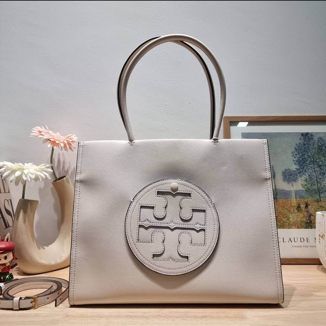 TORY BURCH ECO ELLA TOTE BAG / TORY TOTE BAG พร้อมส่ง 3 สี กระเป๋าสะพายทรงโท้ท ขนาดกำลังสวย จุของได้เต็มที่ รูปทรงคลาสสิคชวนใช้ โดดเด่นด้วย patch โลโก้ คอลเลคชั่นน้องใหม่ ส่งมาให้สาวๆได้ใจฟูอีกหนึ่งไอเท็ม