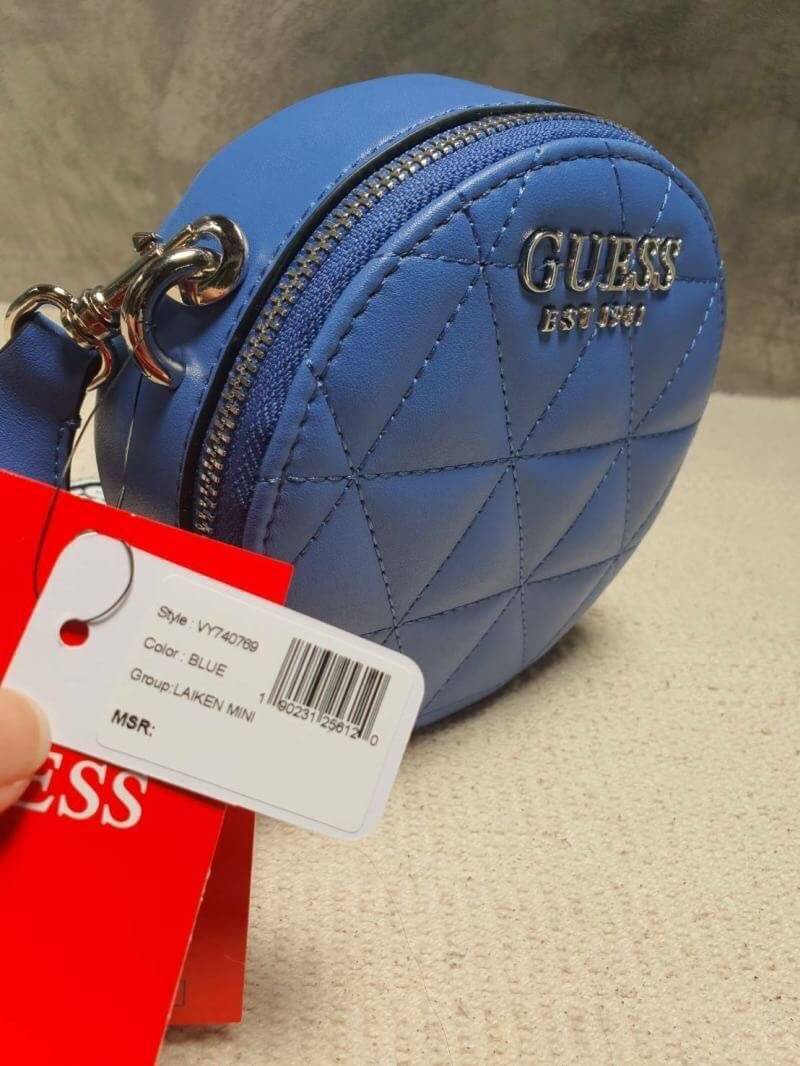 Guess Laiken mini crossbody bag กระเป๋าสะพายข้างด้านหน้าติดโลโก้แบรนด์ รูปทรงดีไซน์เก๋ เป็นรูปวงกลม เปิดปิดด้วยช่องซิปยาว ด้านในเป็นช่องกว้าง มีป้ายแบรนด์ติดด้านใน และมีช่องเสียบ สายสะพายทรงสปอร์ต สามารถปรับระดับได้ ทรงเก๋ๆ ชิคๆ ชิวๆ แบบนี้ รีบสอยนะคะ