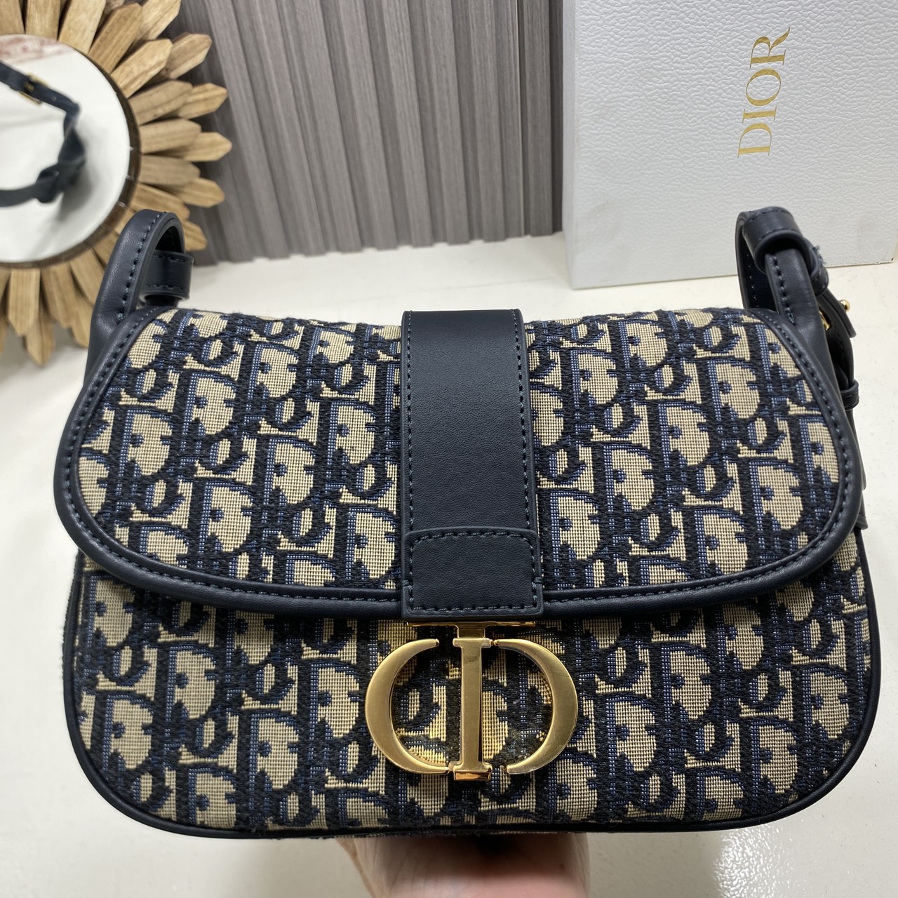 ORI หนังแท้ | DIOR Satchel Medium 30 Montaigne Dior Oblique jacquard fabric กระเป๋าสะพายไอเทมใหม่ประจำ Fall 2025 ยกระดับไลน์ 30 Montaigne ด้วยดีไซน์แบบแคชชวลที่เสริมด้วยรายละเอียดสุดประณีตบรรจง จากผ้าแจ็กการ์ดลาย