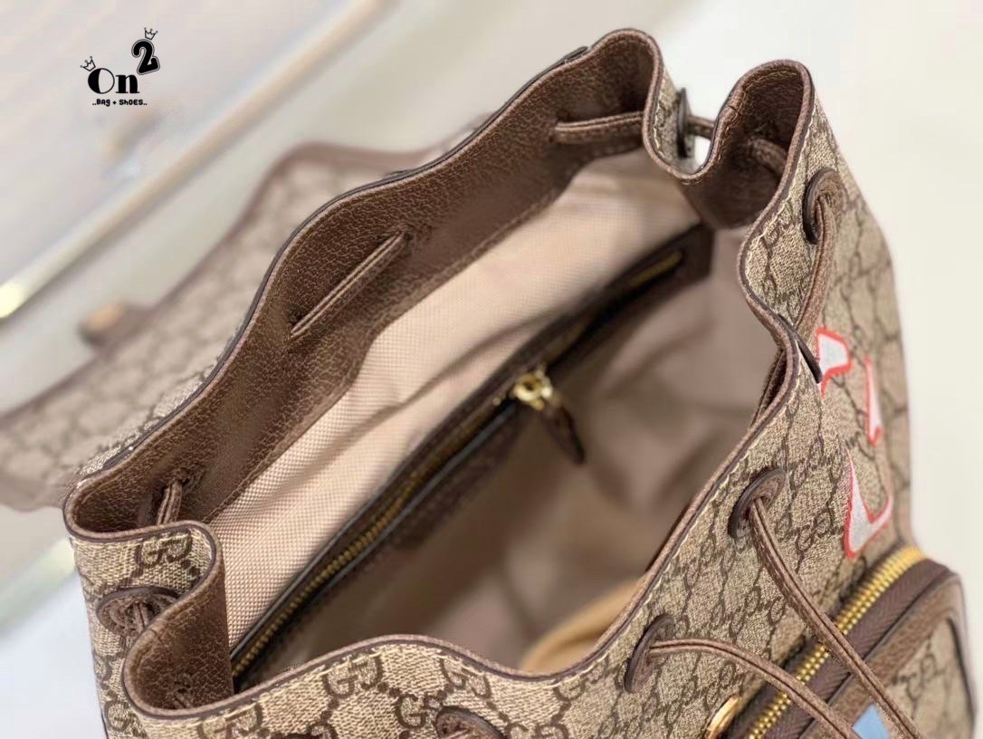 GUCCI Backpack with Interlocking G / GG Coated Canvas Backpack กระเป๋าเป้กุชชี่ใช้ได้ทั้งหญิงชาย ไม่ว่าจะวันธรรมดาหรือวันไปเที่ยว เพียงแค่สะพายกระเป๋าเป้ใบนี้ติดตัวไปด้วย ก็เพิ่มความมีสไตล์ให้กับตัวเองได้แล้ว ด้วยรูปทรงและลายตารางอันเป็นสัญลักษณ์ของแบรนด์