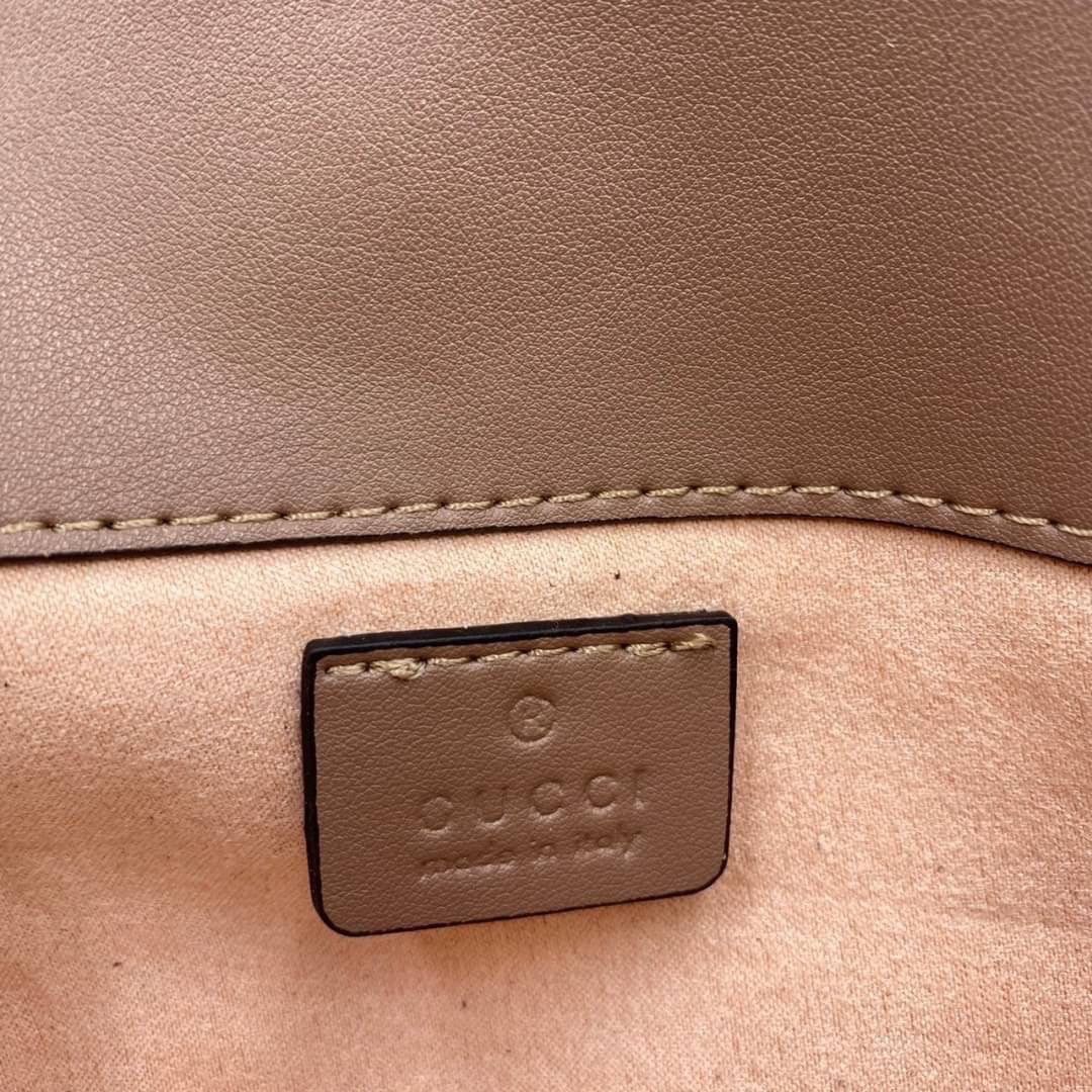 หนังแท้ GUCCI GG Marmont Super Mini กระเป๋าสะพายข้างใบเล็ก น้องมินิ น่ารั๊กมุ้งมิ้ง วัสดุหนังแท้เชฟรอน สายสะพายแบบโซ่ อะไหล่ทองหรูหรา ด้านหน้าประดับโลโก้แบรนด์หรู ทนทาน แข็งแรง น้ำหนักเบา น่ารักมุ้งมิ้ง ไม่ควรพลาดเลยค่า ภาพสินค้าถ่ายจากงานขายจริง ใช้งานต่