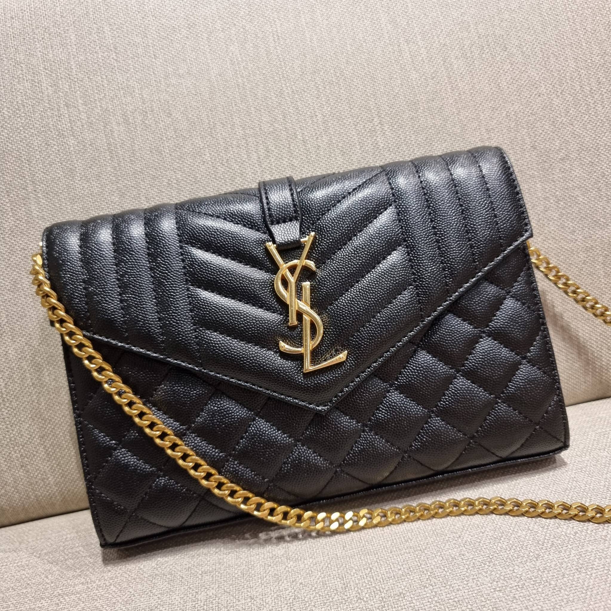 Yves Saint laurent envelope quilted with chain / YSL WOC กระเป๋าสะพายทรง woc สุดฮอต ในดีไซน์ใหม่ ดีเทลเย็บสวยคม โดดเด่นกว่าใครแน่นอน วัสดุหนัง pepble ทนทาน ใช้งานง่ายเพียงแค่เปิด-ปิดด้วยกระดุมแม่เหล็ก ภายในแบ่งสัดส่วนได้ดี มีช่องใส่บัตร มีช่องซิป ใส่มือได