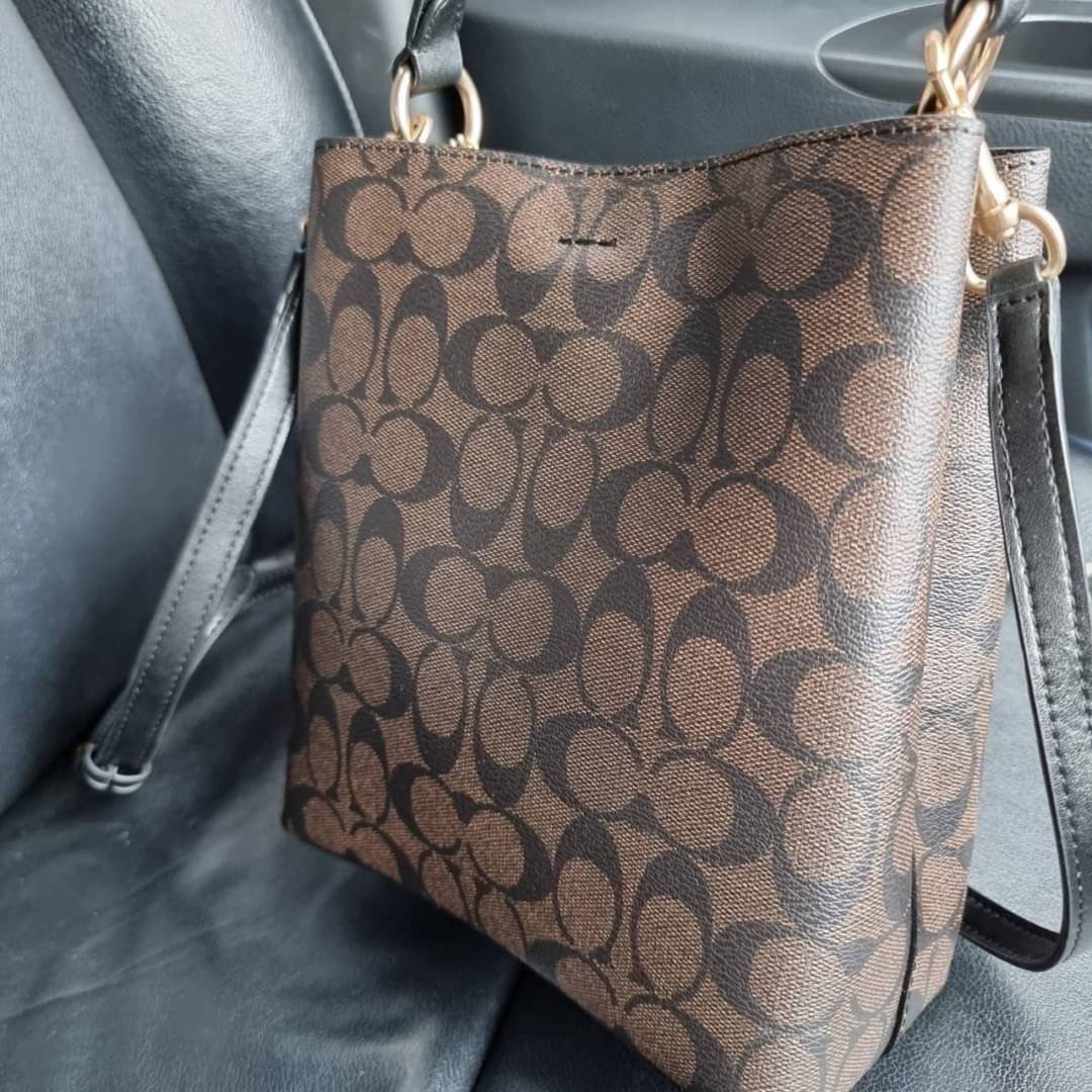 COACH 2312 SMALL TOWN BUCKET BAG IN SIGNATURE CANVAS รุ่นยอดนิยมใบเล็กมาครบสีแล้วจ้า กระเป๋าทรงบัคเก็ต สีผู้ดี๊ผู้ดี ตัวกระเป๋าดีไซน์คลาสสิคลายซี ดูโดดเด่น วัสดุหนังแคนวาสเคลือบลาย สวยคมทุกมุมจริงๆ!! เปิด-ปิดด้วยกระดุมแม่เหล็กทั้ง 2 ฝั่ง ภายในเป็นช่องโล่ง